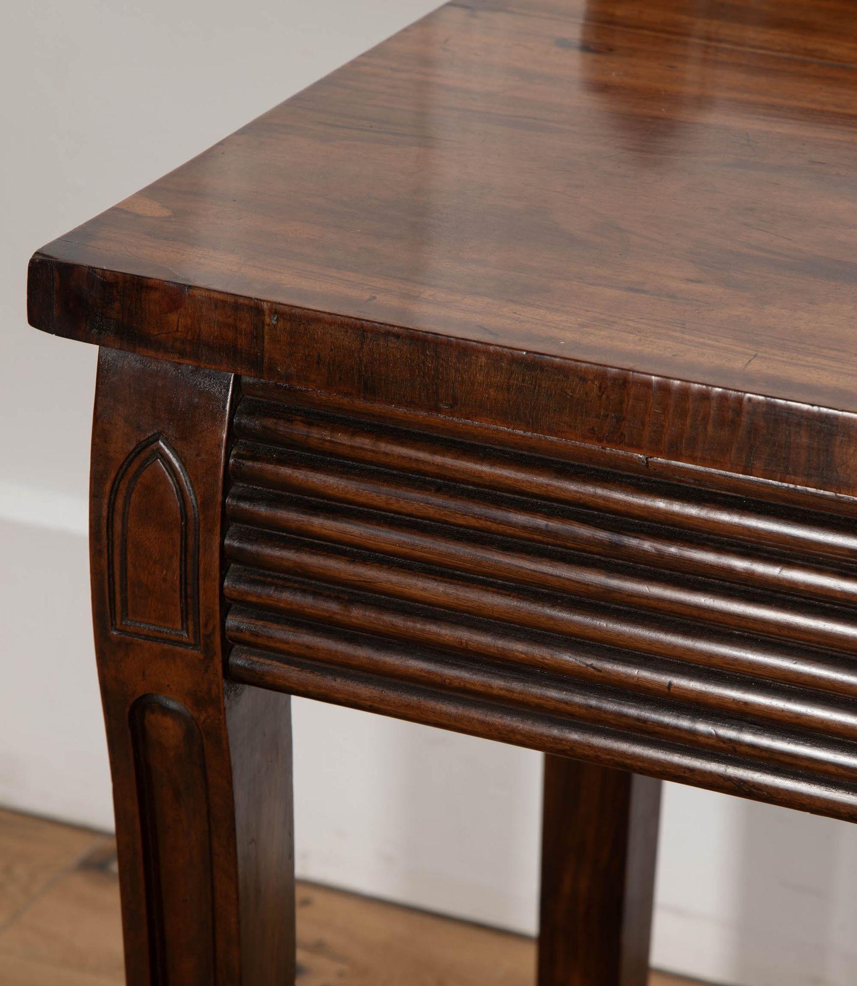 Table de service Goncalo Alves de style Régence du 19ème siècle en vente 5