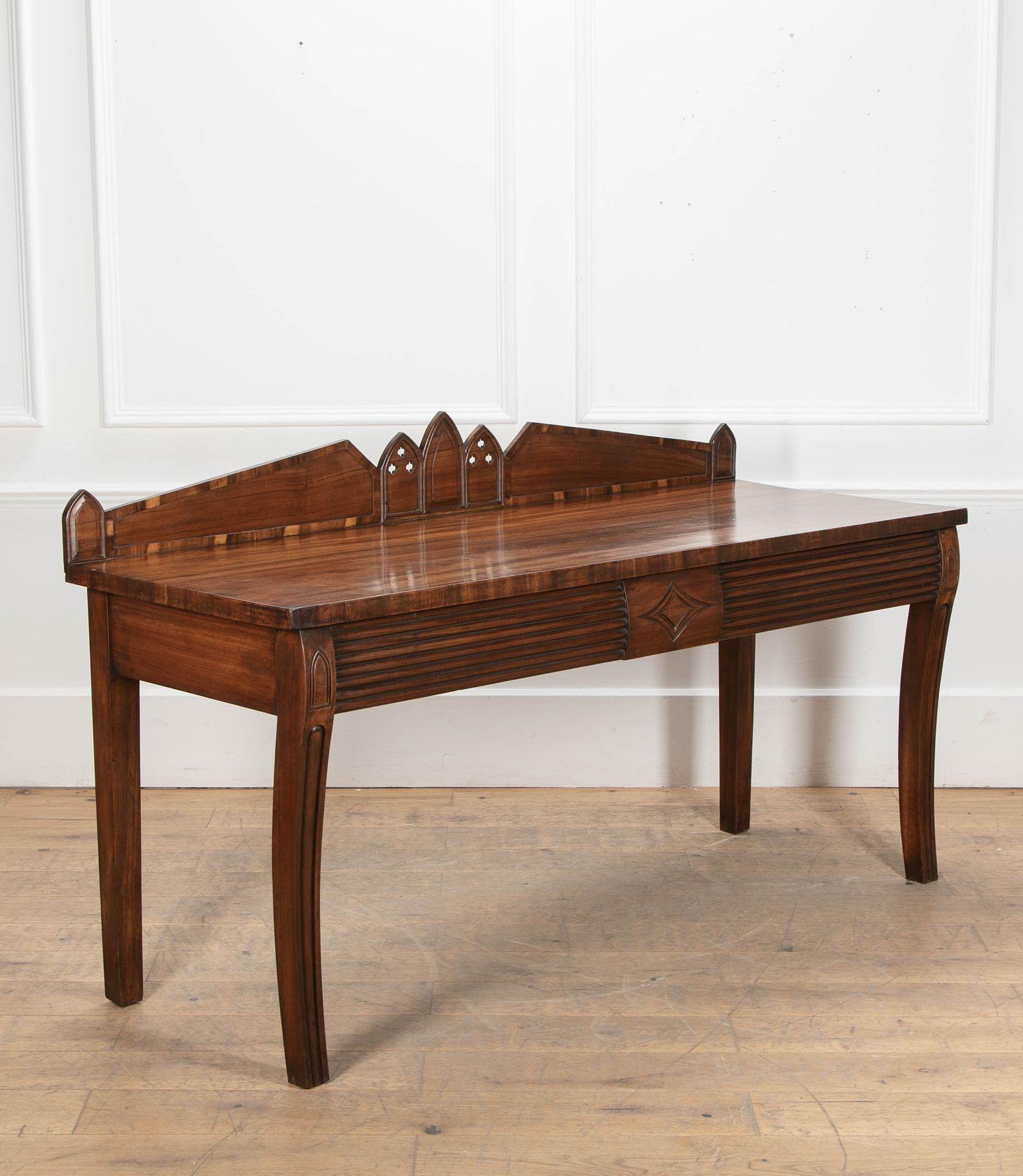 Anglais Table de service Goncalo Alves de style Régence du 19ème siècle en vente