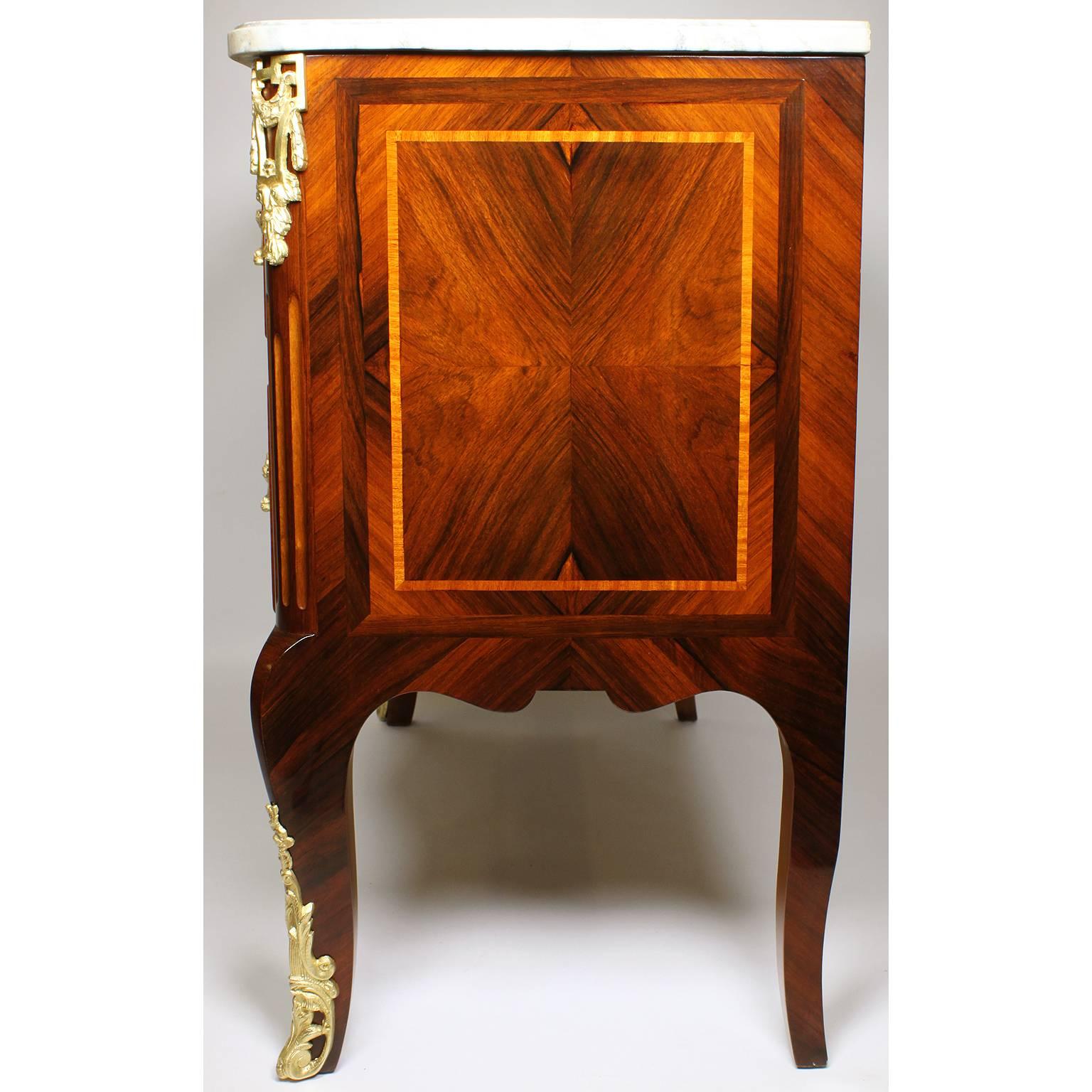 Commodo in stile Regency del XIX secolo in legno di re e tulipano e con ormolatura in vendita 3