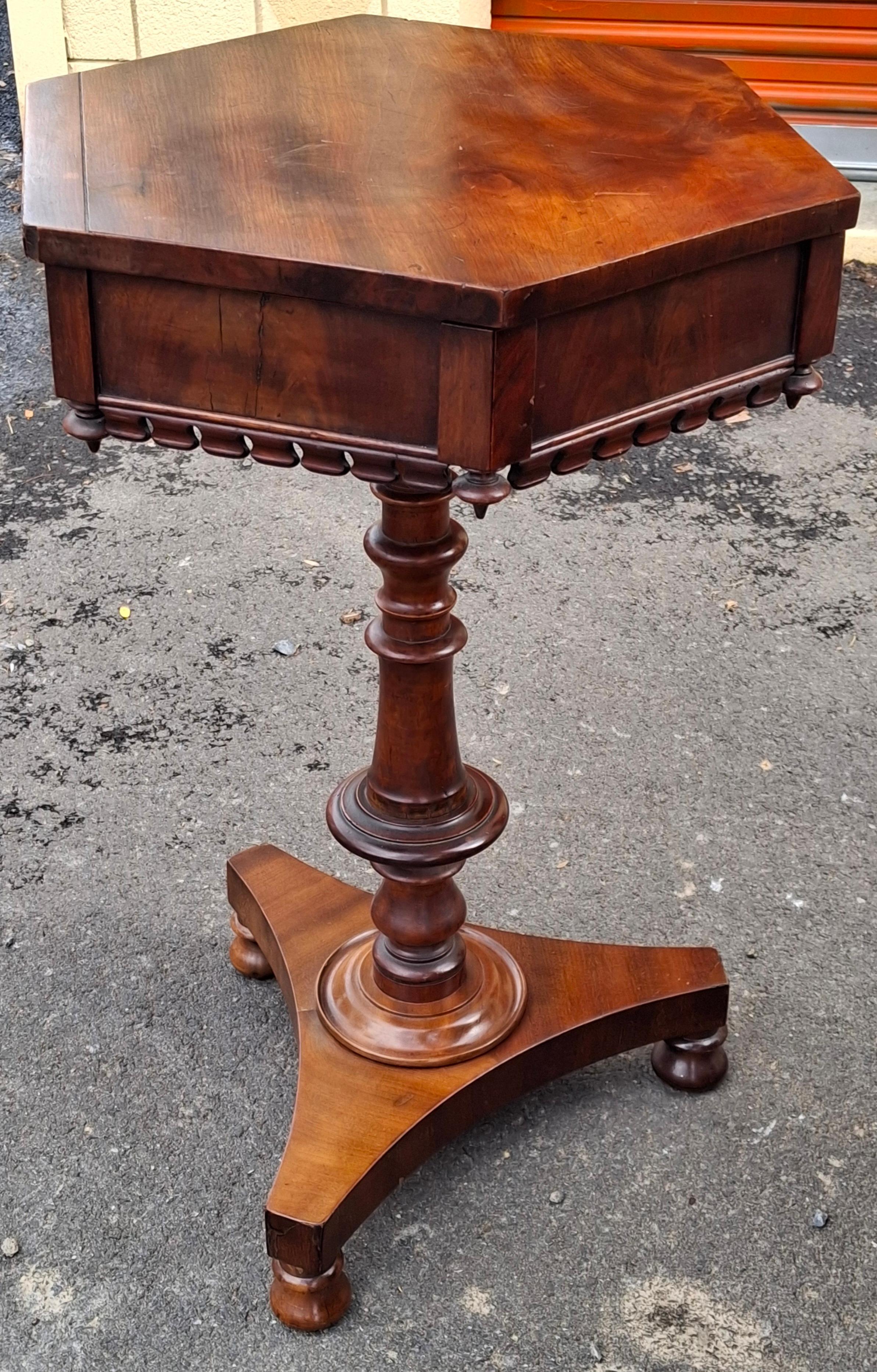 19. Jahrhundert Regency-Stil Mahagoni sechseckige Nähen / Arbeitstisch
MASSNAHMEN: 21,5″ breit x 16,5