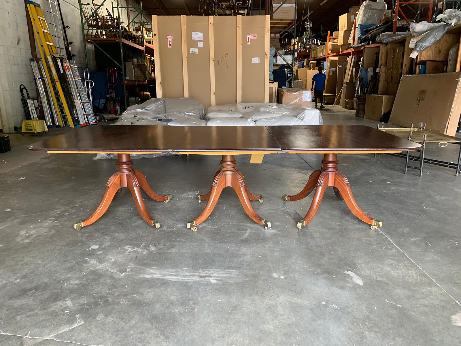 19th century Regency style triple pedestal dining table, three leaves.
Measures: Overall 107