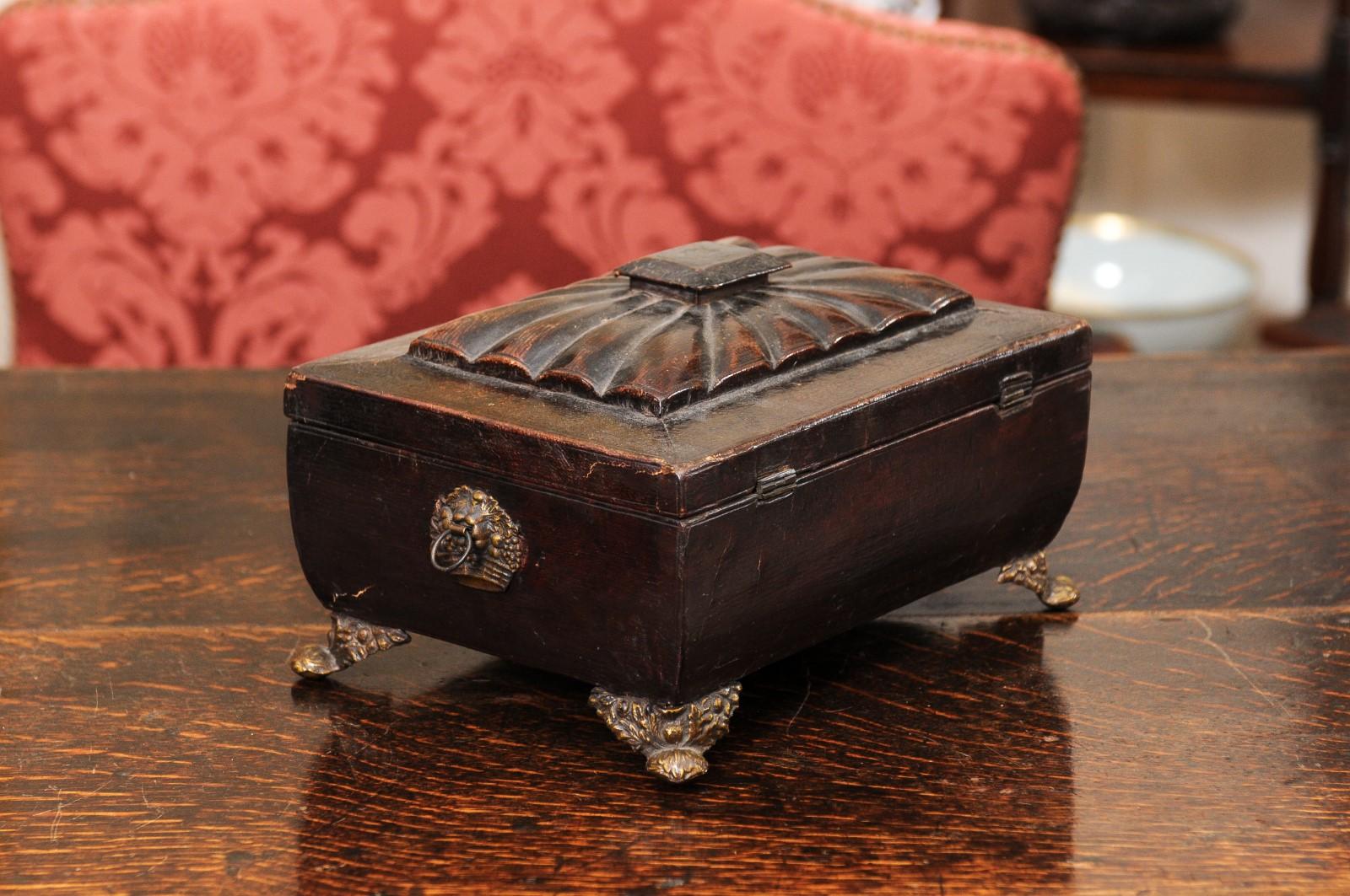 Boîte de travail en cuir toilé de style Régence du 19e siècle en vente 7