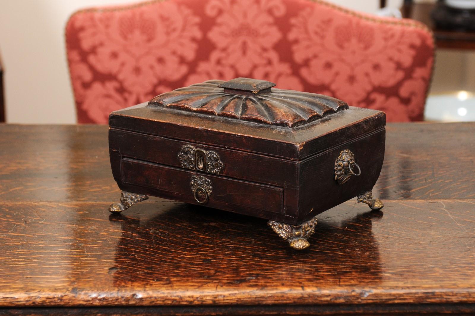 Boîte de travail en cuir toilé de style Régence du 19e siècle en vente 9