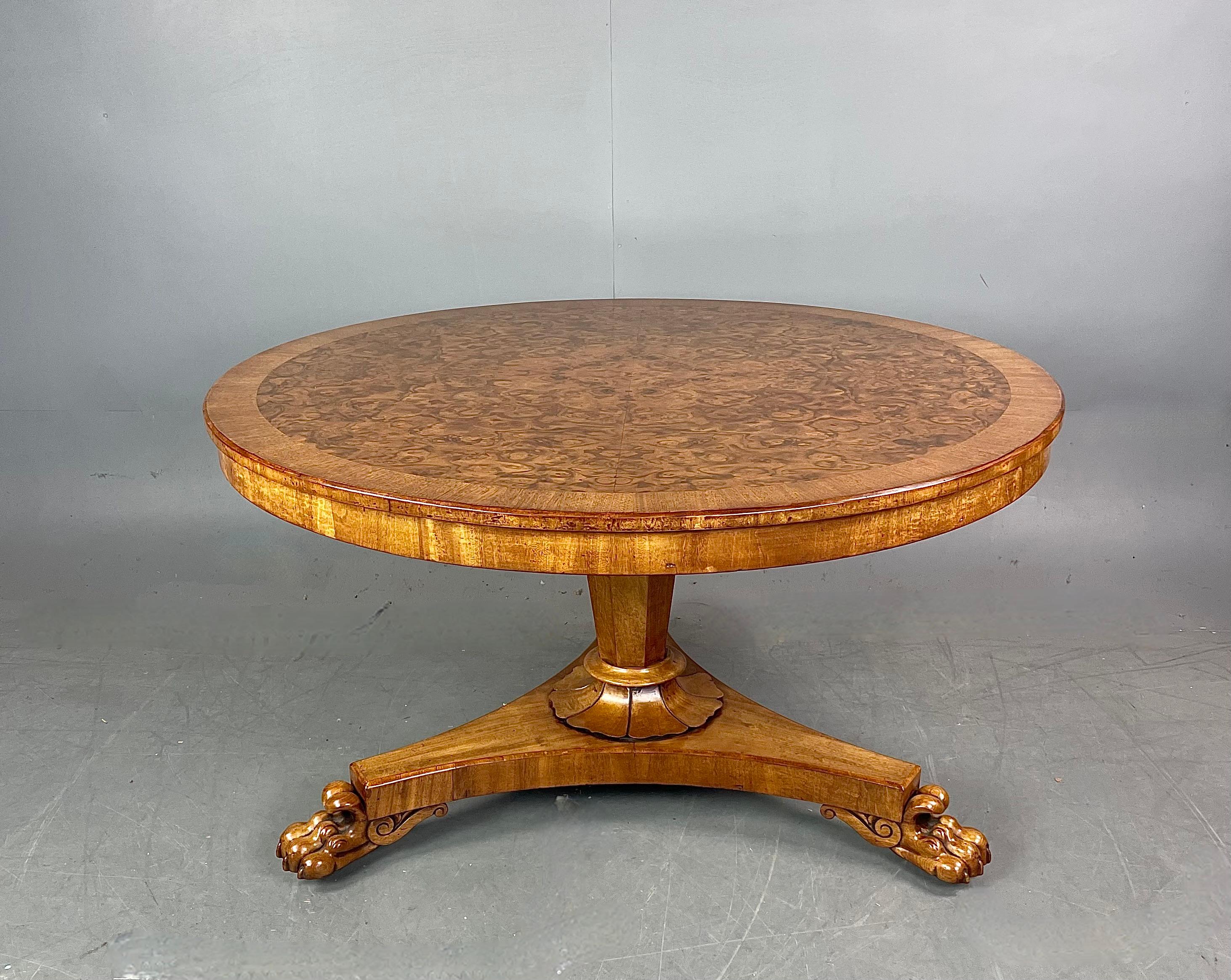 Regency Table centrale en noyer de style Régence du 19e siècle 