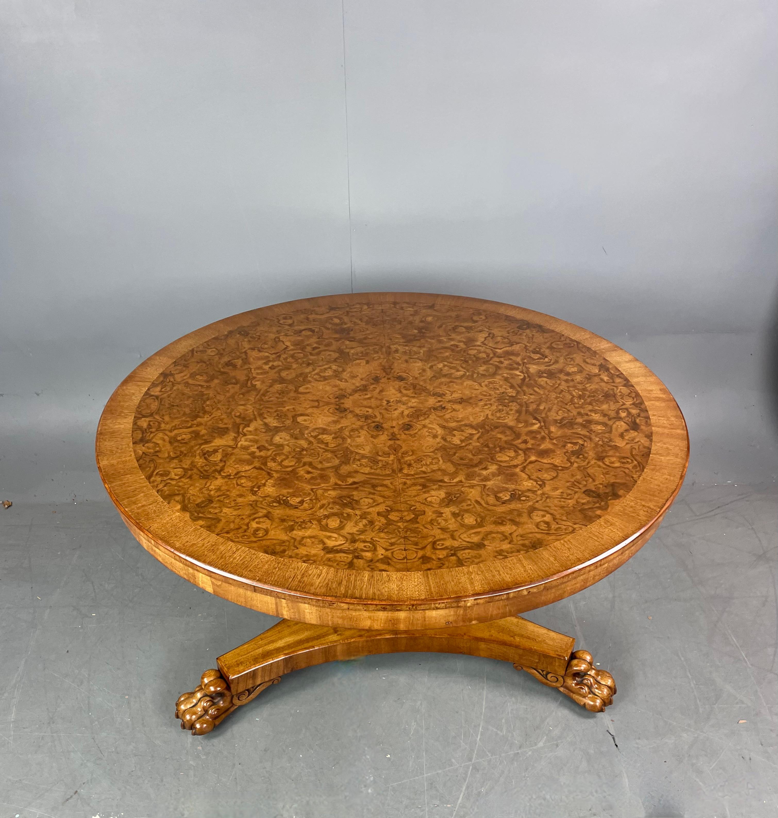 Anglais Table centrale en noyer de style Régence du 19e siècle 