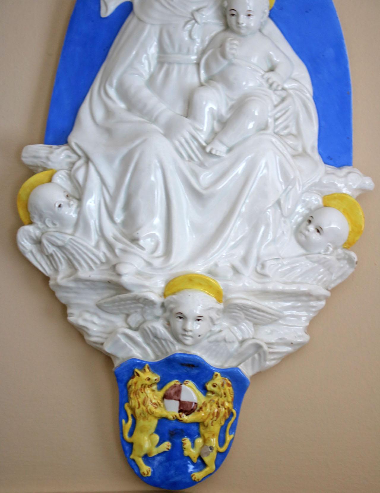 Magnifique relief religieux en porcelaine représentant une Vierge avec des anges.
