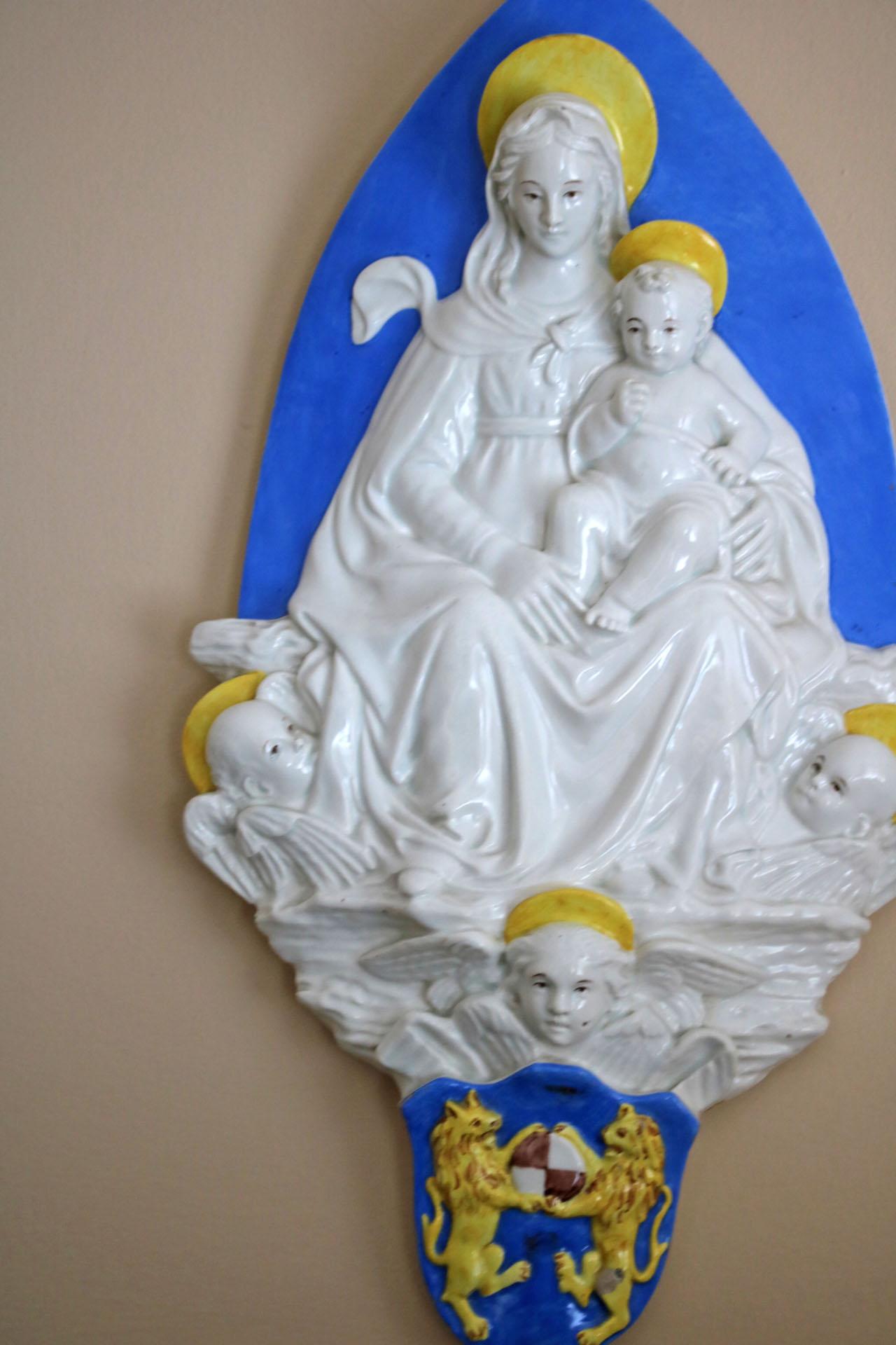 Relief Madonna mit Engeln aus dem 19. Jahrhundert (Barock) im Angebot