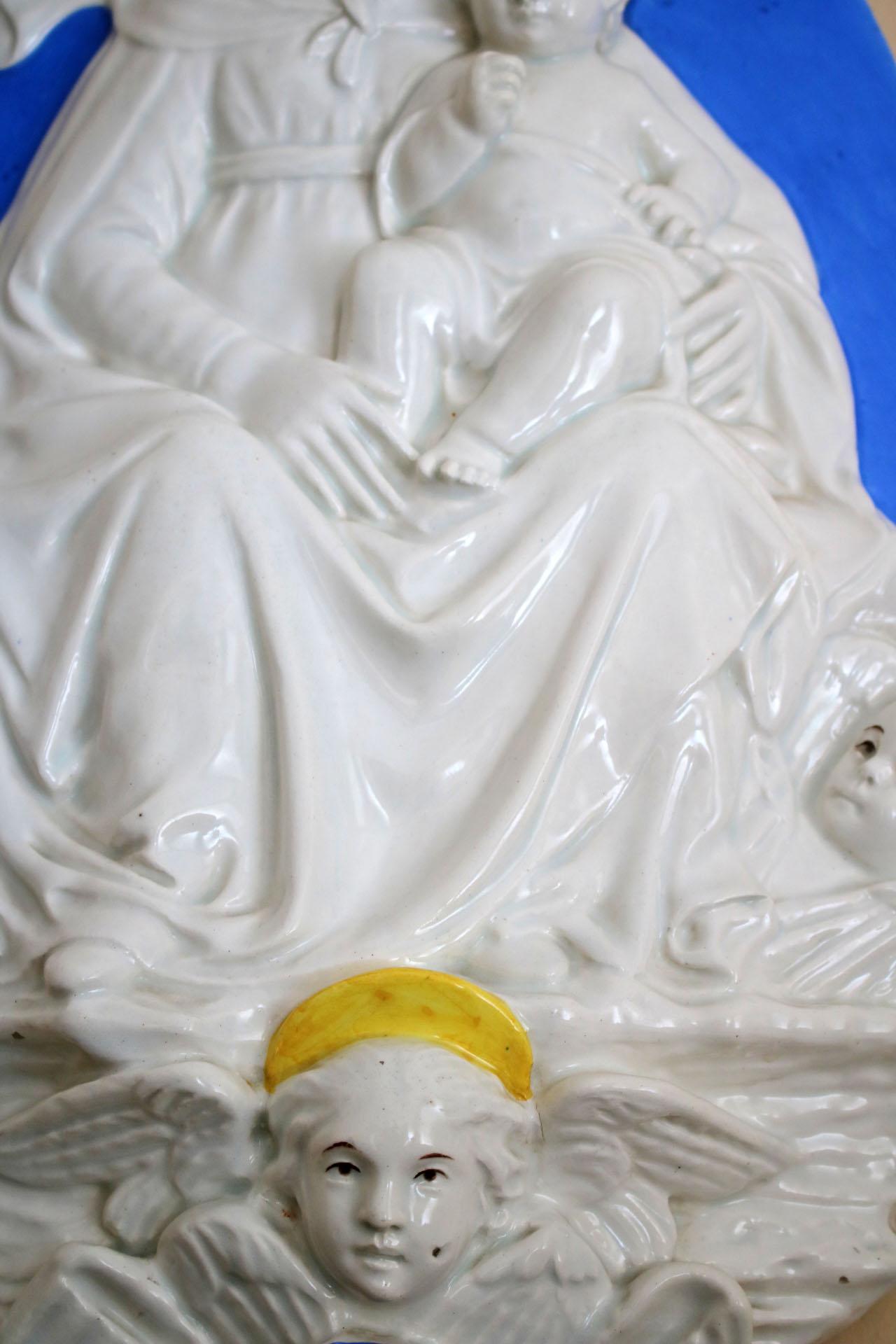 Milieu du XIXe siècle Relief du 19e siècle Madonna avec des anges en vente