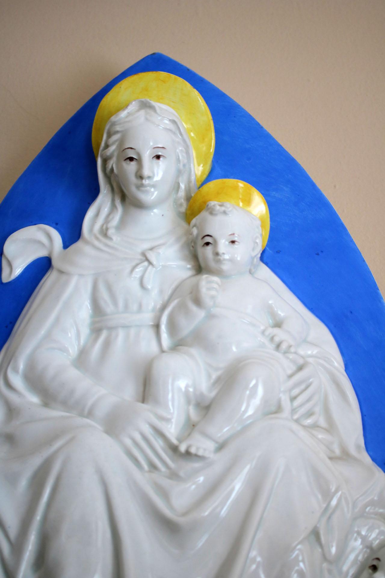 Porcelaine Relief du 19e siècle Madonna avec des anges en vente