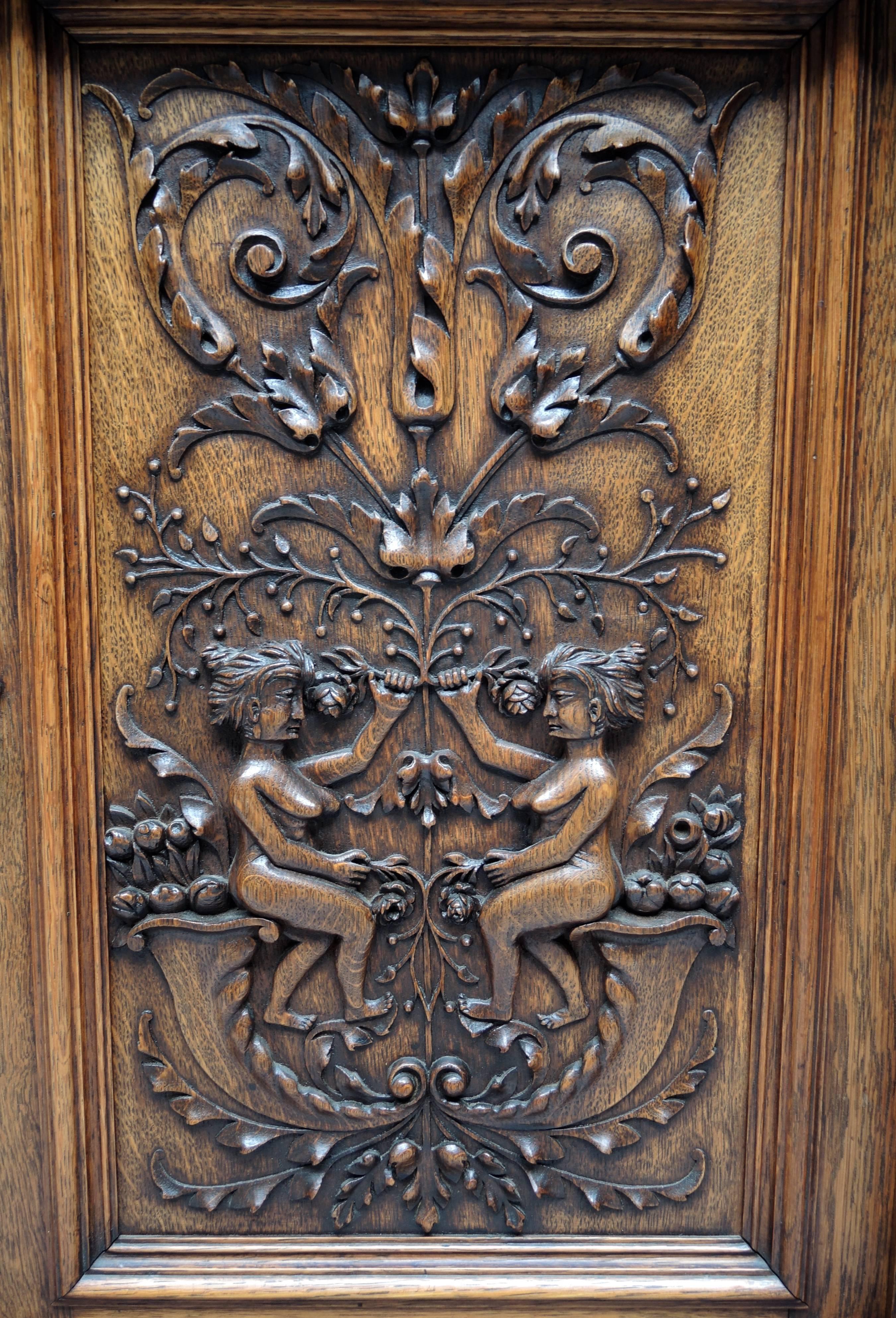 19th Century Renaissance Revival Buffet Cabinet with Ornate Carving For Sale 2