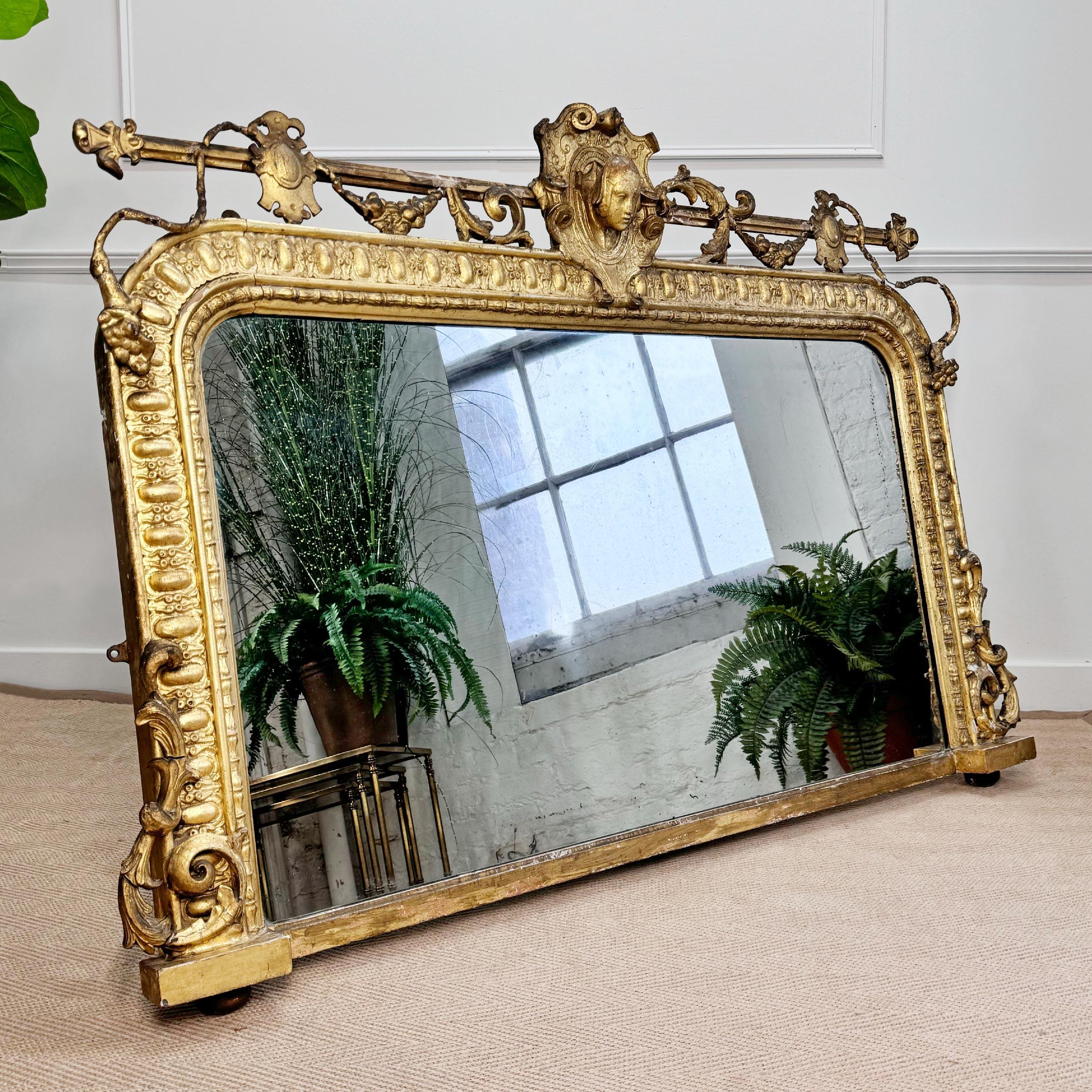 Un miroir à trumeau en bois doré et gesso de style Renaissance du 19e siècle, aux proportions incroyables.



Vers 1850, Angleterre



Ce miroir vraiment spectaculaire est orné d'une dorure à l'œuf et au fléau sur le cadre principal qui repose sur