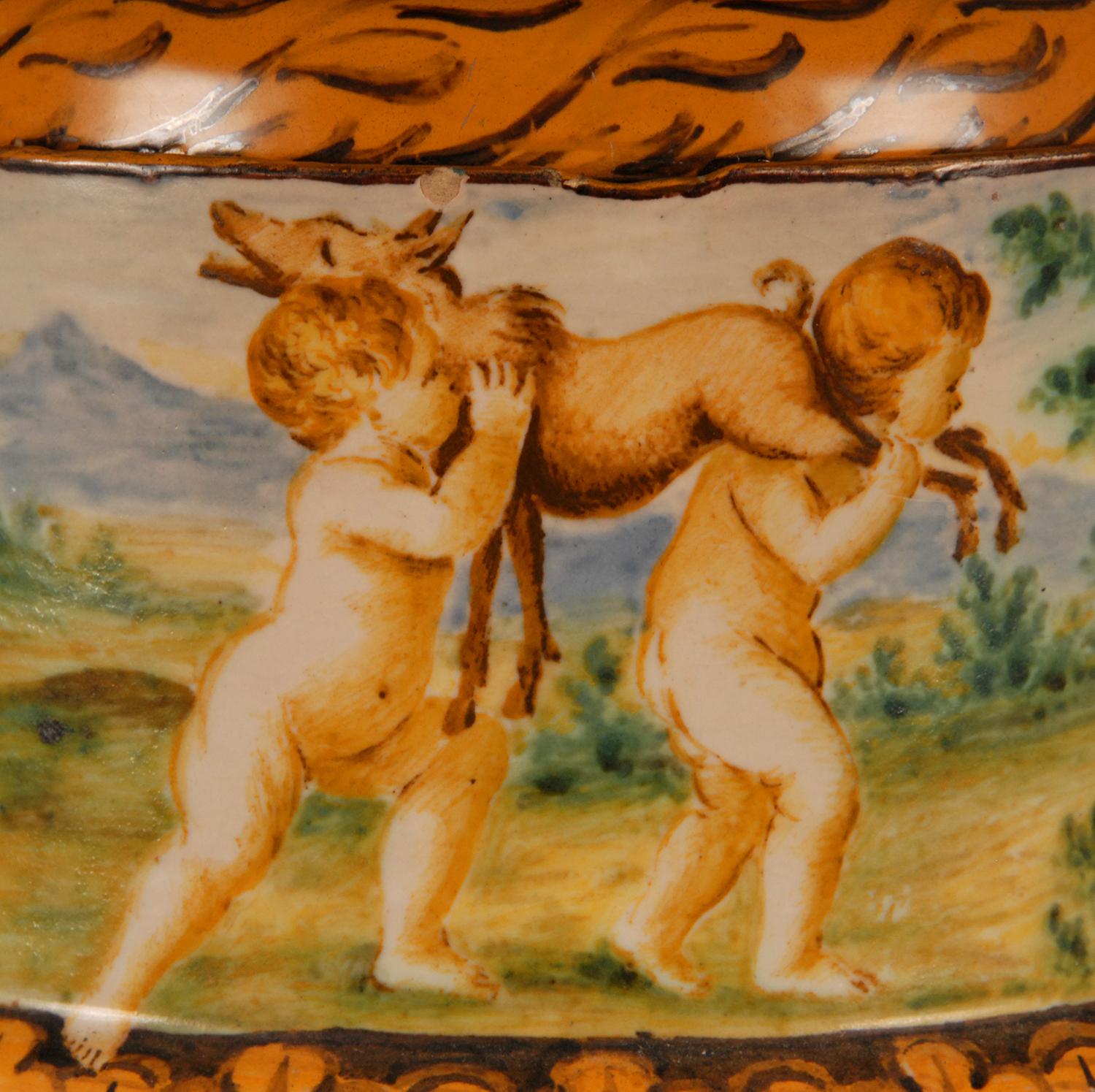 Vase de la Renaissance en majolique avec poignées serpentines Bacchus Italie 19ème siècle Revival en vente 4