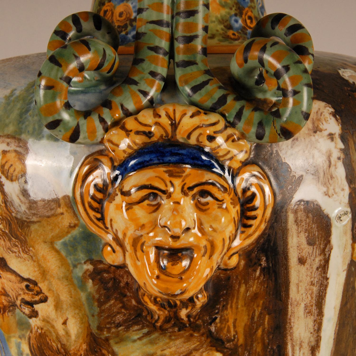 Vase de la Renaissance en majolique avec poignées serpentines Bacchus Italie 19ème siècle Revival  en vente 6
