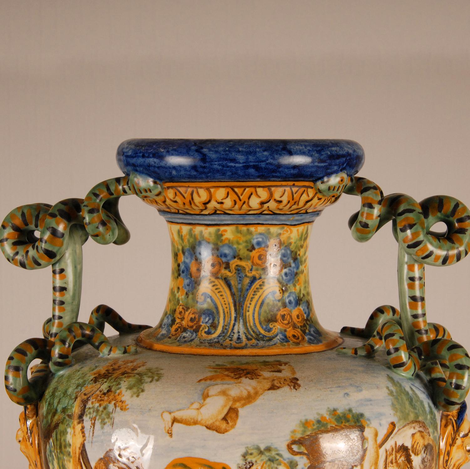 Vase de la Renaissance en majolique avec poignées serpentines Bacchus Italie 19ème siècle Revival  en vente 7