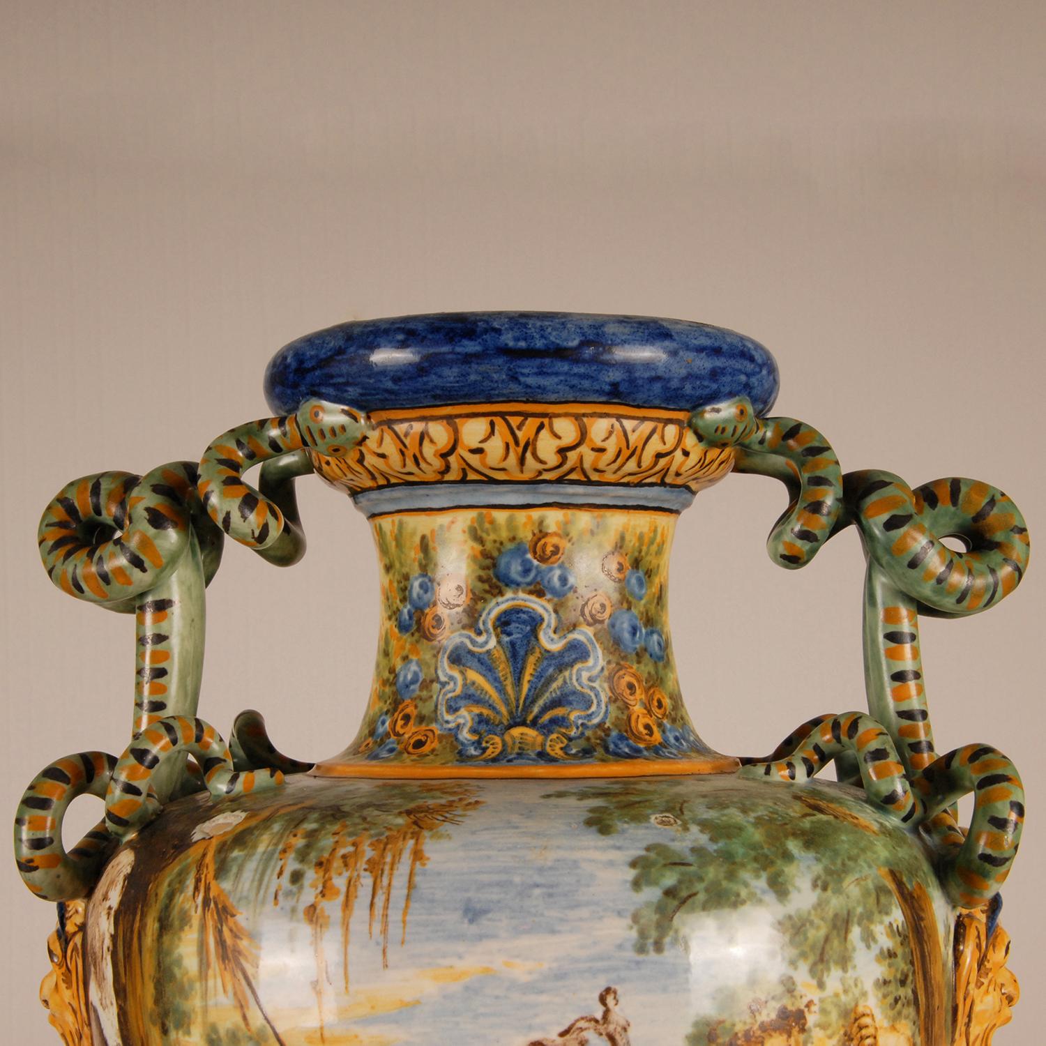 Vase de la Renaissance en majolique avec poignées serpentines Bacchus Italie 19ème siècle Revival  en vente 8