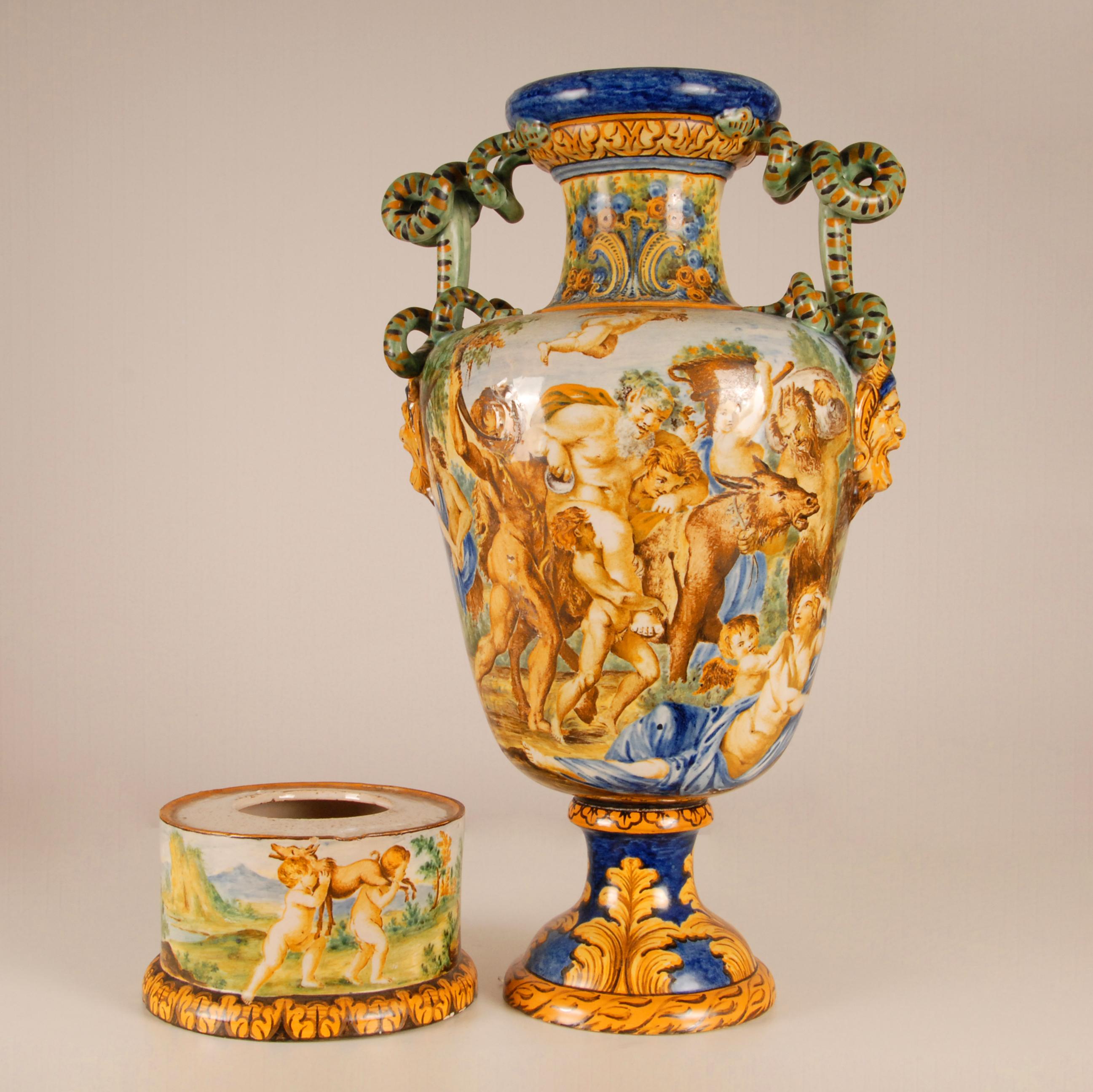 Vase de la Renaissance en majolique avec poignées serpentines Bacchus Italie 19ème siècle Revival  en vente 11