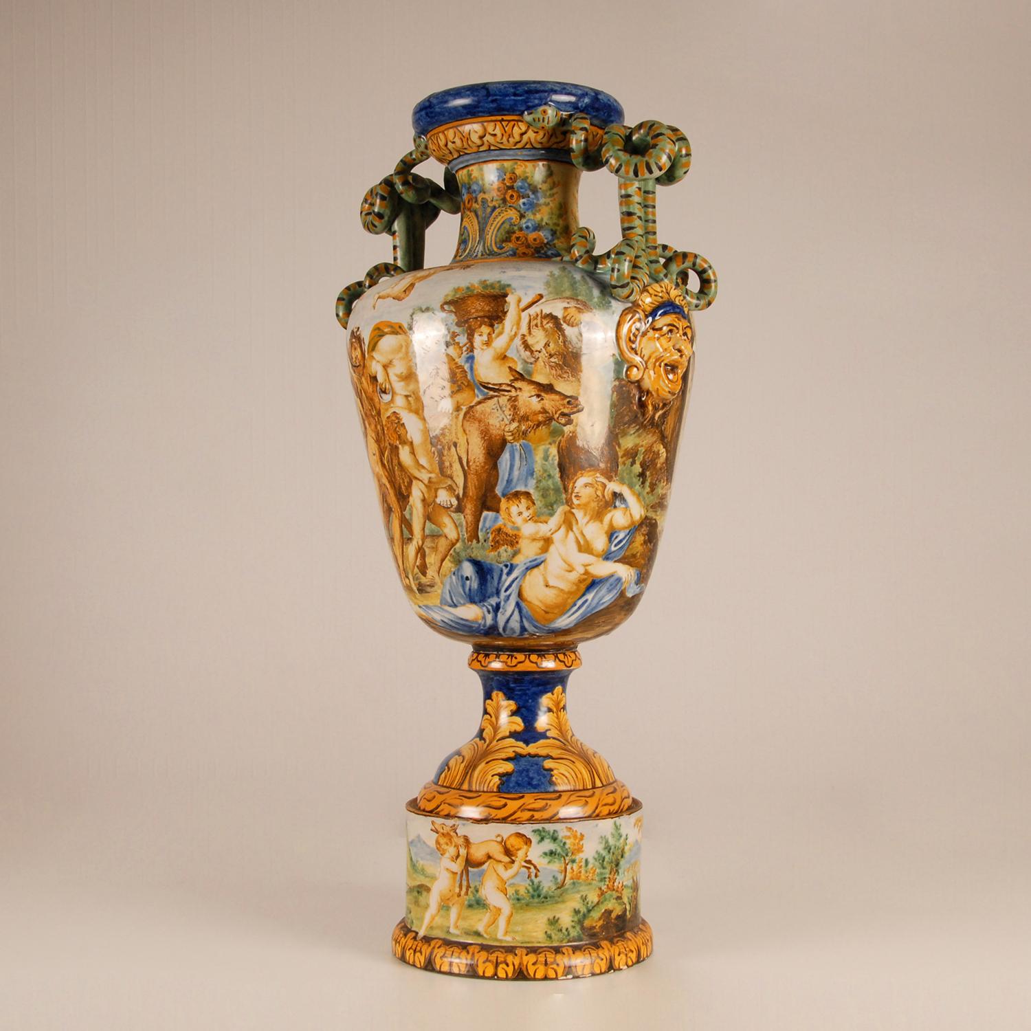 Néo-Renaissance Vase de la Renaissance en majolique avec poignées serpentines Bacchus Italie 19ème siècle Revival  en vente