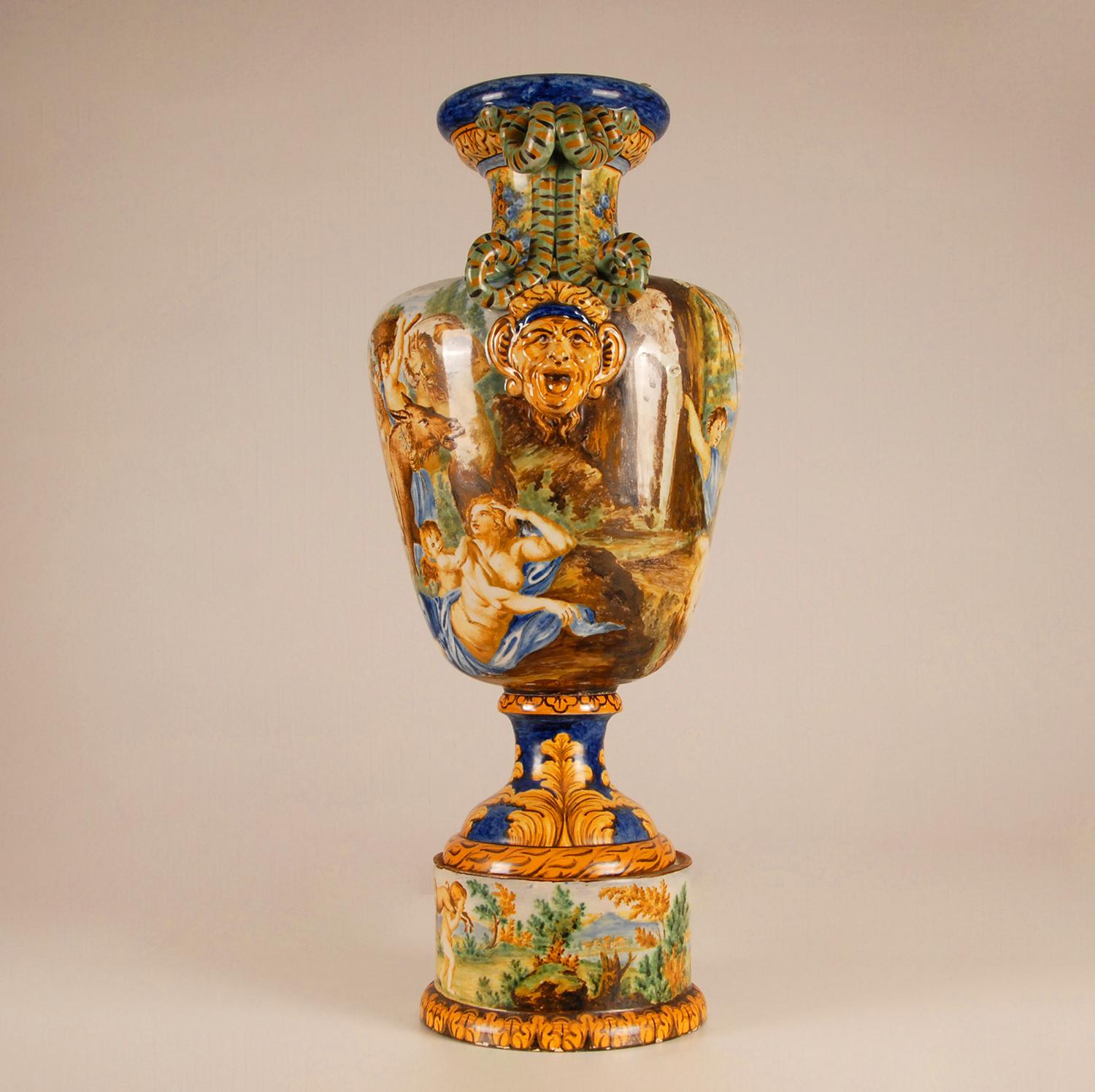 italien Vase de la Renaissance en majolique avec poignées serpentines Bacchus Italie 19ème siècle Revival  en vente