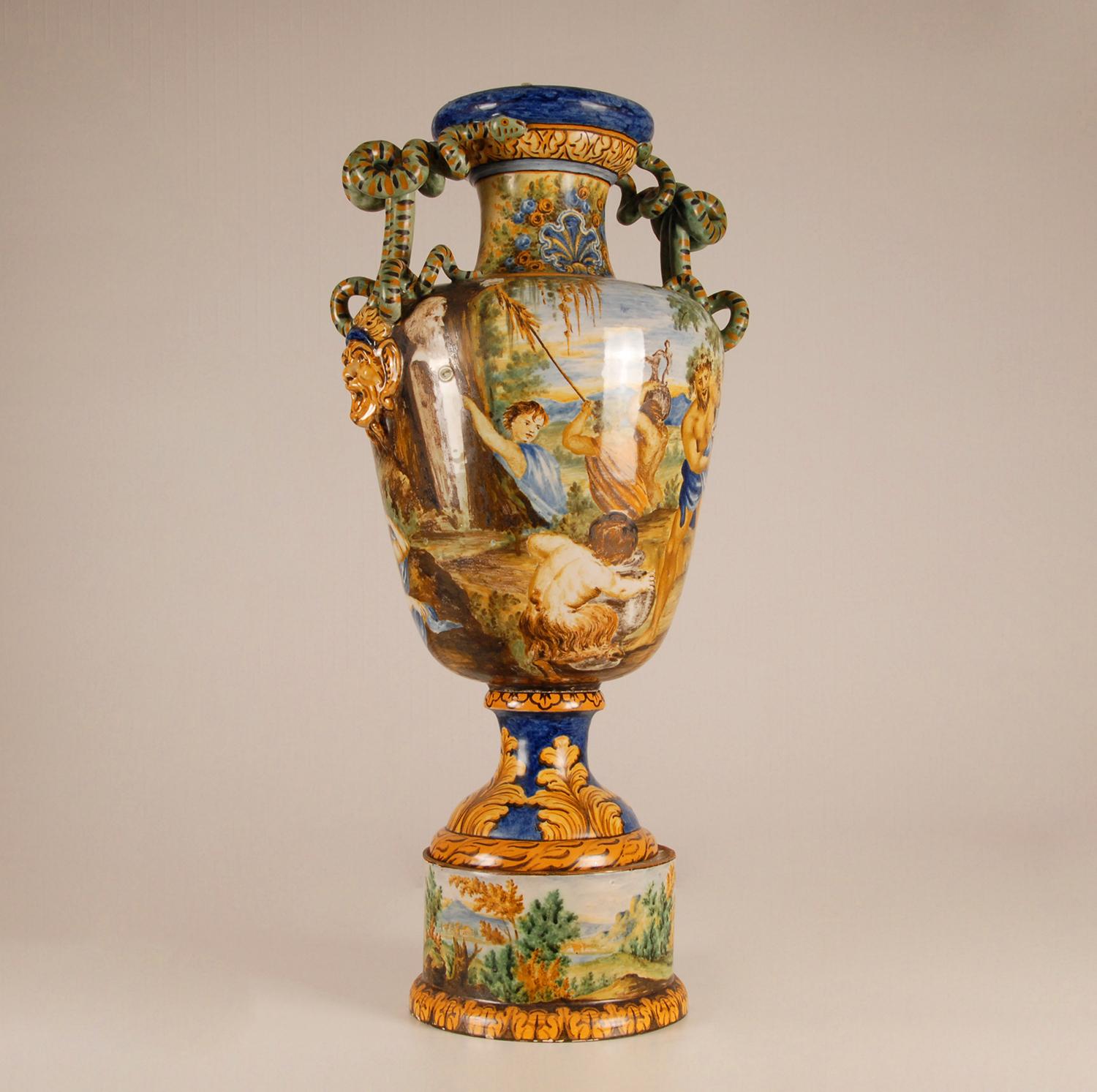 Peint à la main Vase de la Renaissance en majolique avec poignées serpentines Bacchus Italie 19ème siècle Revival  en vente