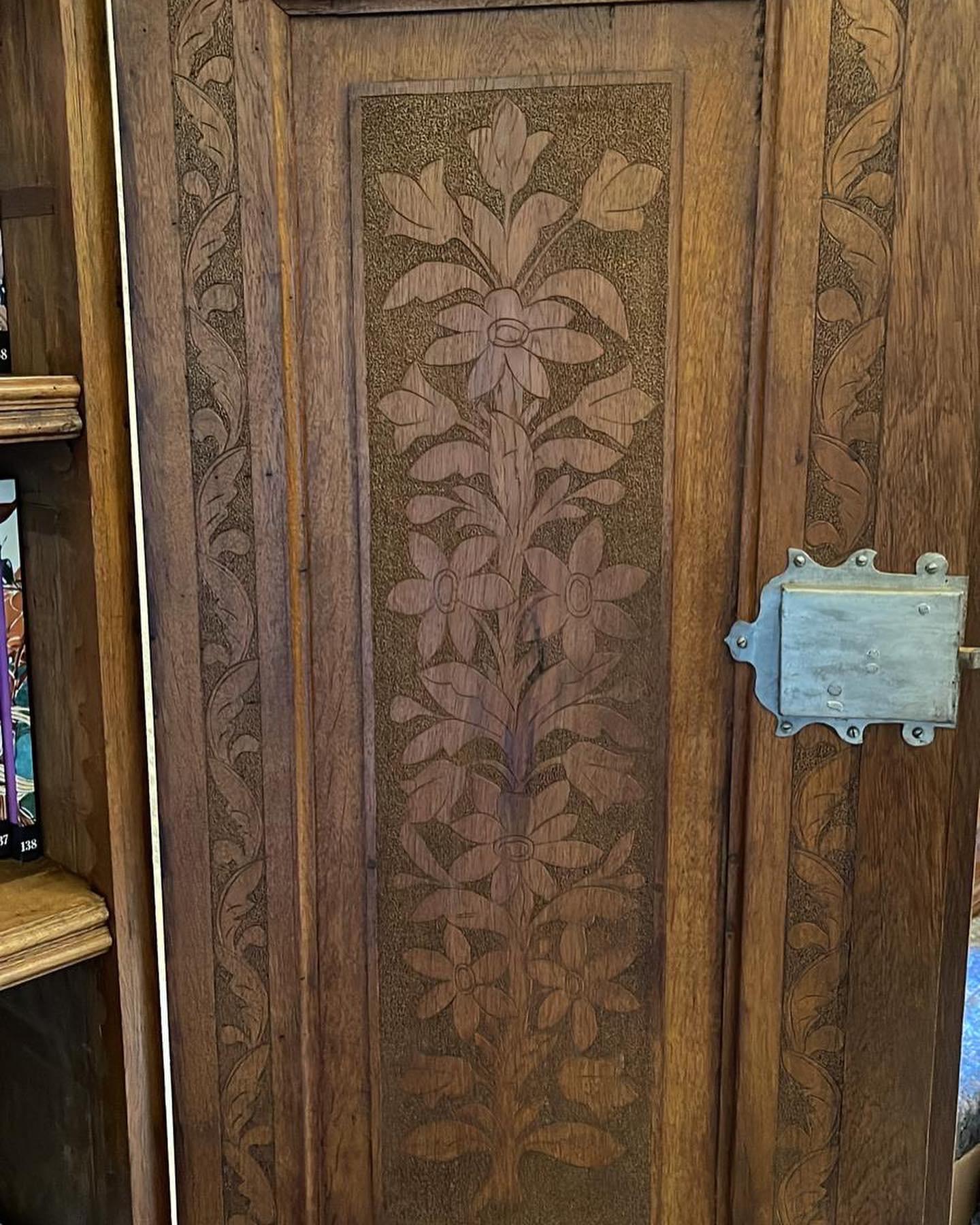 19th Century Renaissance Revival Oak Hand Carved Cabinet Bookcase For Sale 5