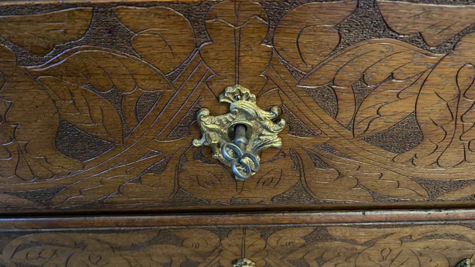 19ème siècle Renaissance Revive Oak Oak armoire bibliothèque sculptée à la main en vente 8