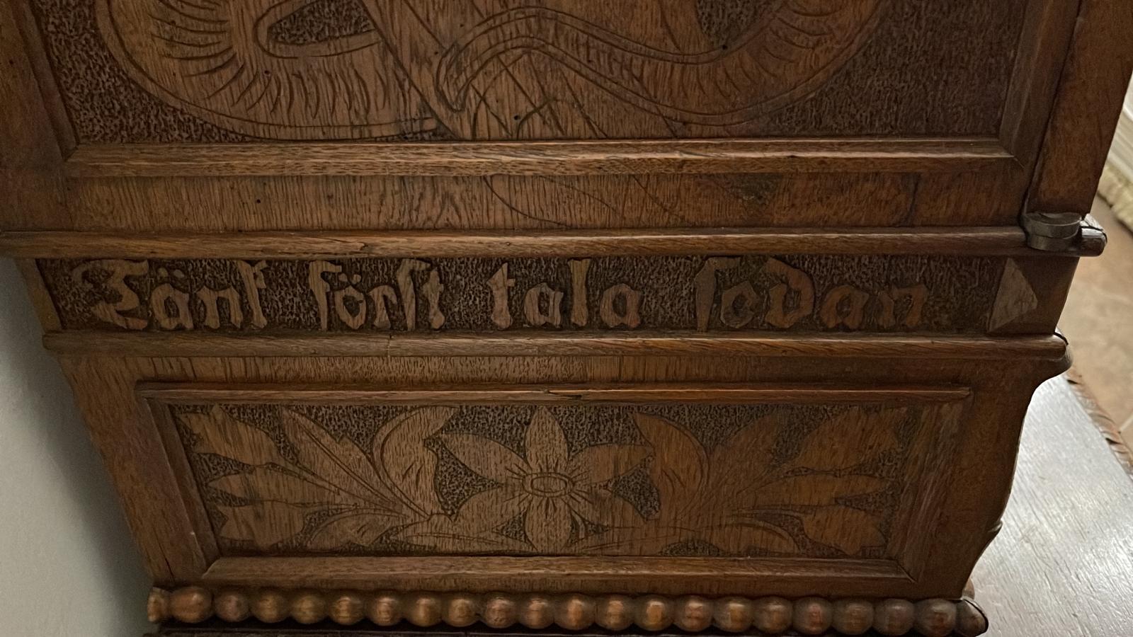 19th Century Renaissance Revival Oak Hand Carved Cabinet Bookcase For Sale 11