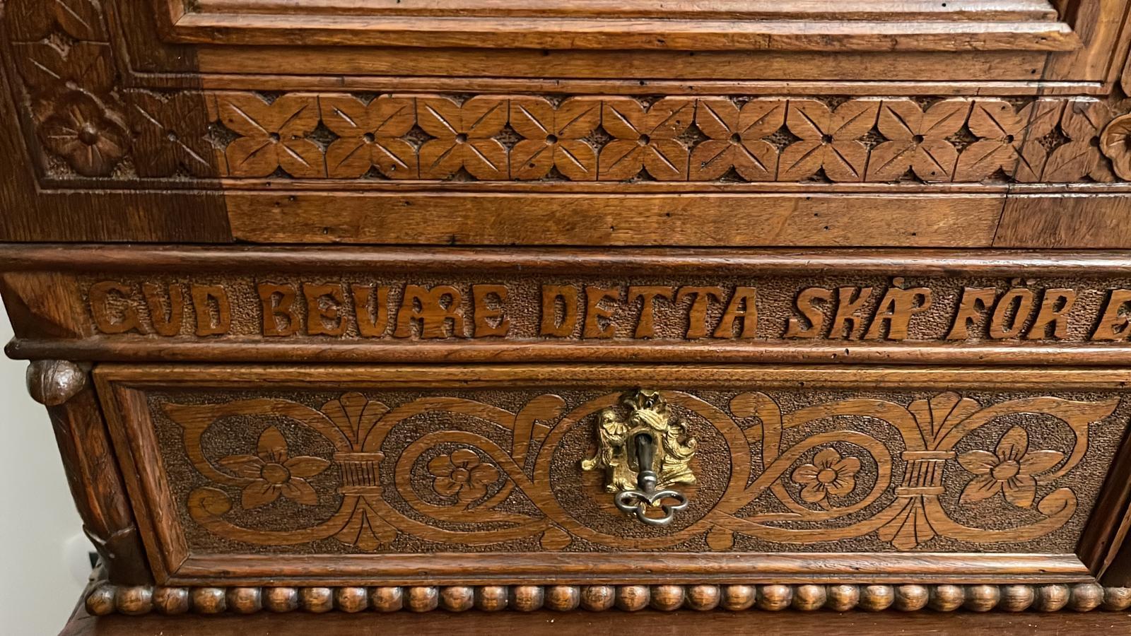 19th Century Renaissance Revival Oak Hand Carved Cabinet Bookcase For Sale 12