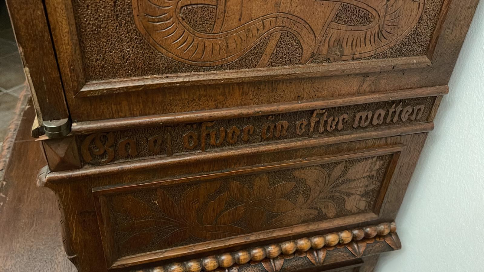 19ème siècle Renaissance Revive Oak Oak armoire bibliothèque sculptée à la main en vente 11