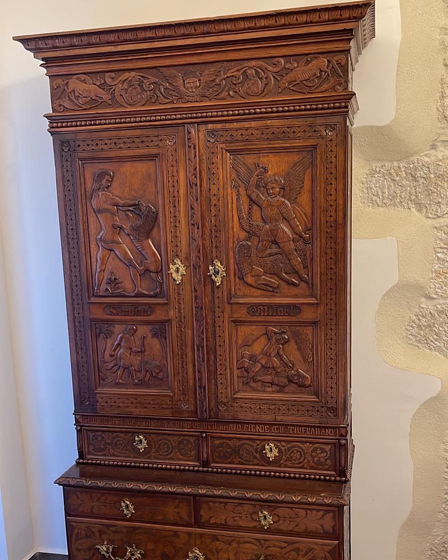 Amazing carved cabinet, in two parts, doors above and drawers below. Late 19th century, Neo-Renaissance period, made of oak wood, fully decorated on all surfaces with fine carvings of scenes with characters and floral motifs.
Inside the doors is