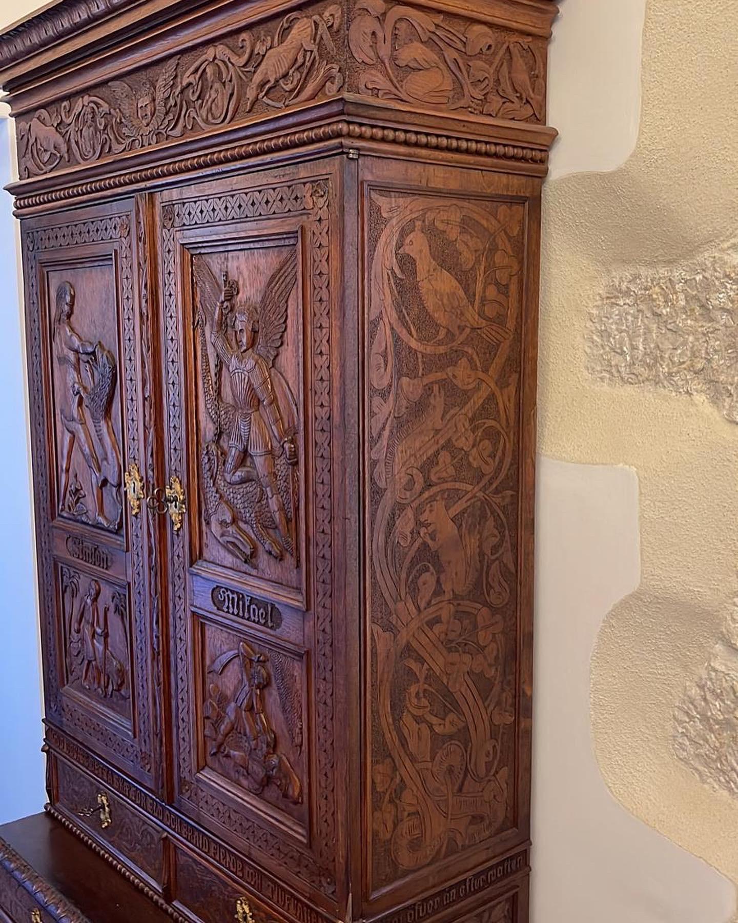 Néo-Renaissance 19ème siècle Renaissance Revive Oak Oak armoire bibliothèque sculptée à la main en vente