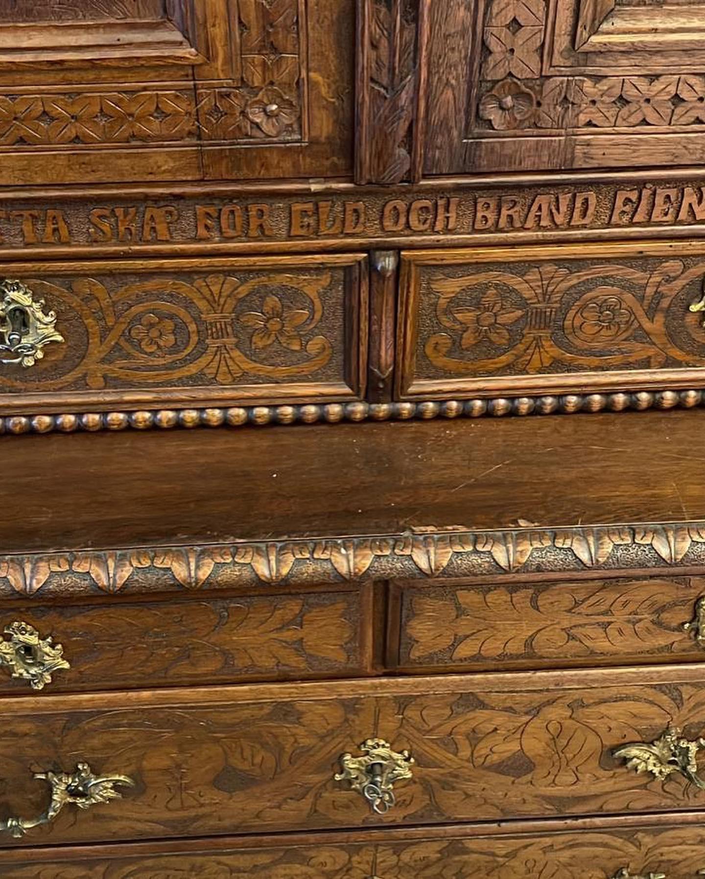 Sculpté à la main 19ème siècle Renaissance Revive Oak Oak armoire bibliothèque sculptée à la main en vente