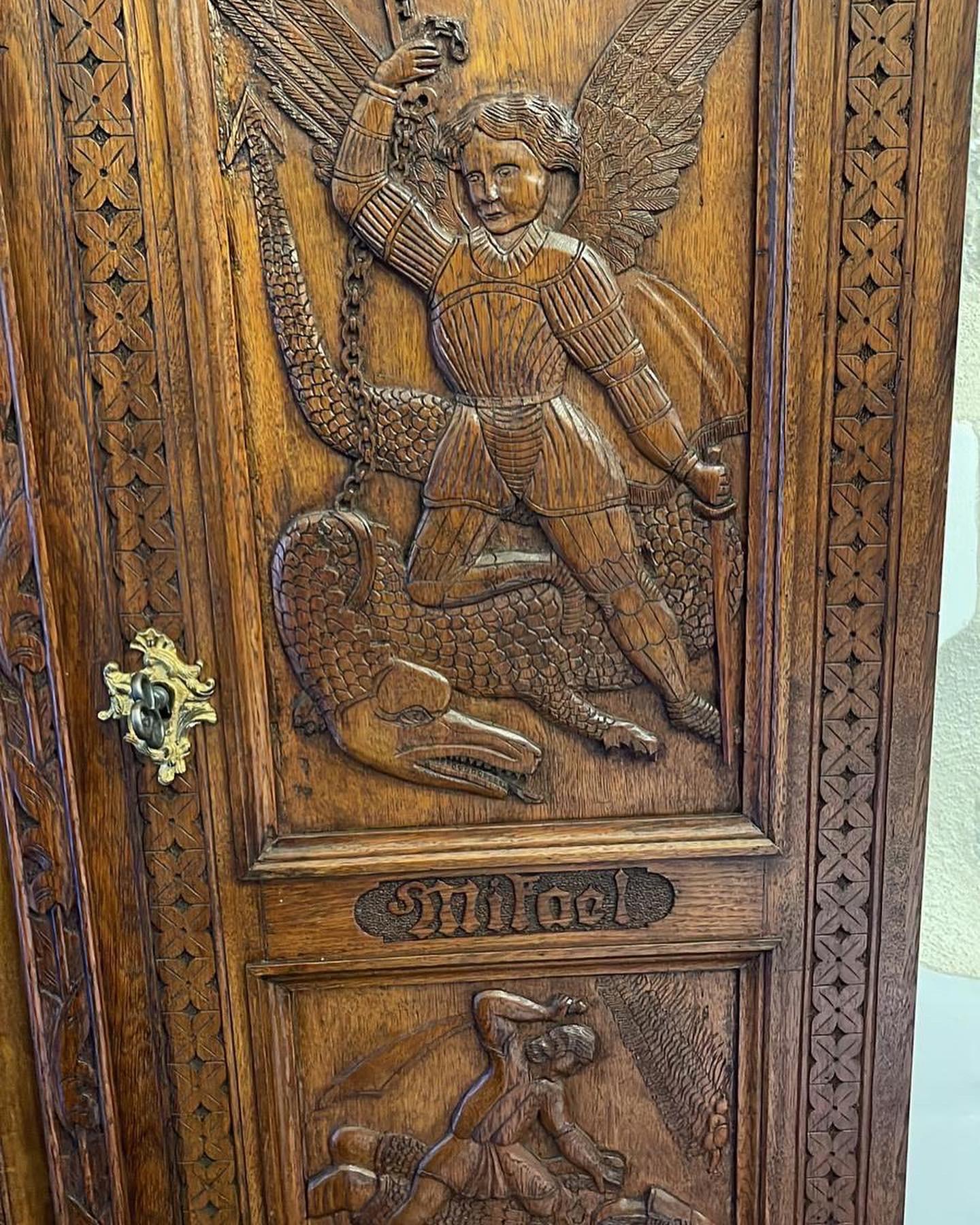 19th Century Renaissance Revival Oak Hand Carved Cabinet Bookcase For Sale 2