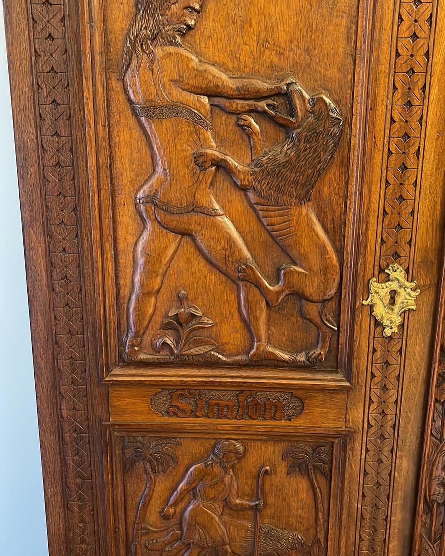 19ème siècle Renaissance Revive Oak Oak armoire bibliothèque sculptée à la main en vente 1