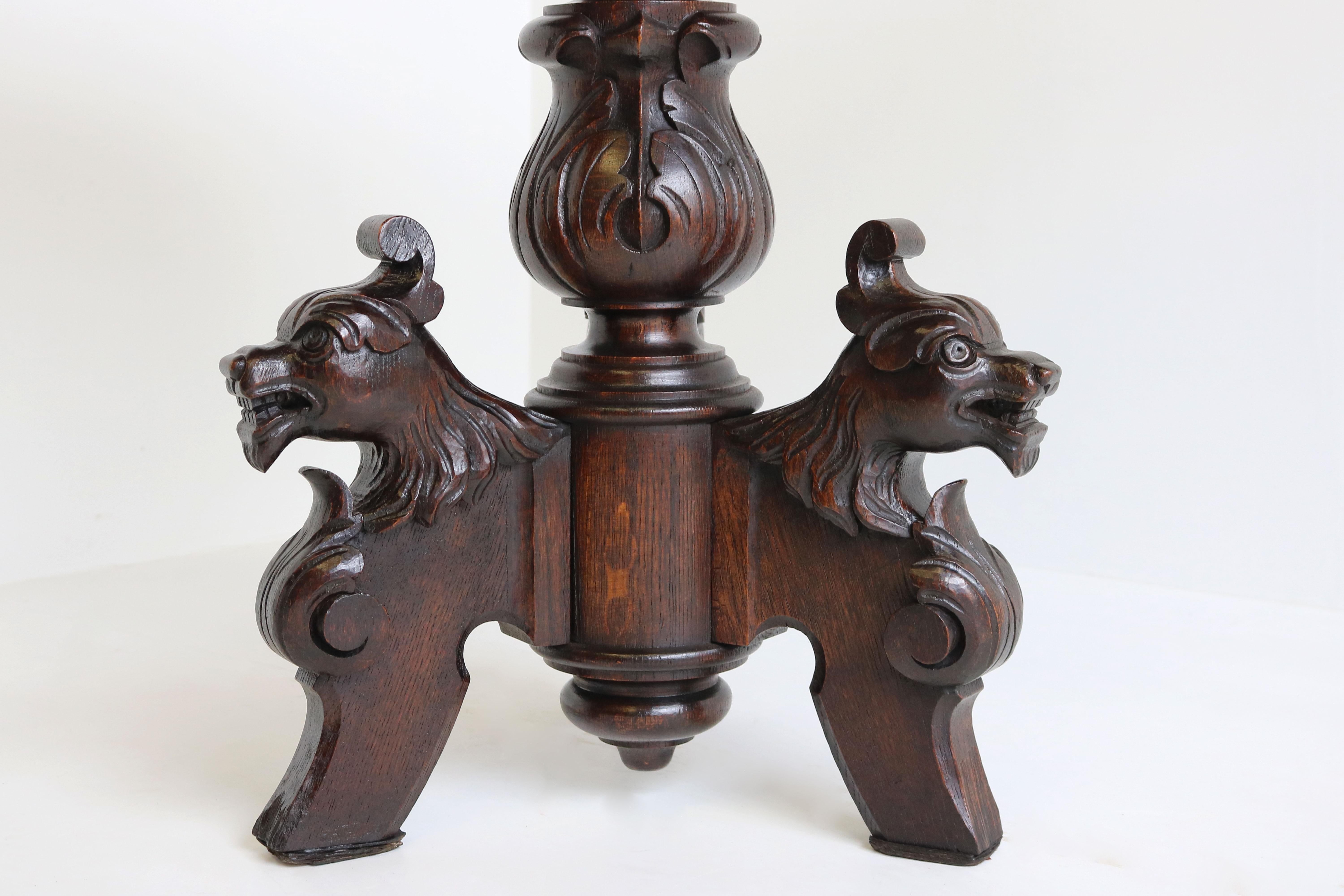 Néo-Renaissance Table d'appoint/table basse néo-Renaissance du 19ème siècle en chêne ancien avec lions en vente