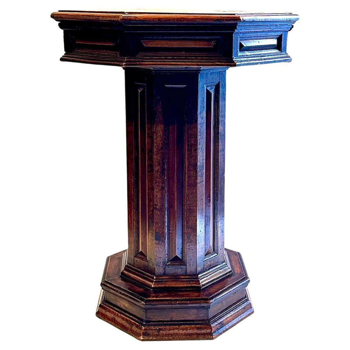 Table octogonale en noyer avec un tiroir, de style Renaissance, toscane. Bouton en bois sur le tiroir.