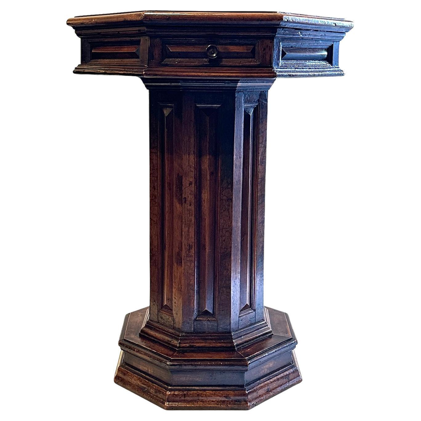 Néo-Renaissance Table octogonale en noyer du 19e siècle, Renaissance Revive en vente