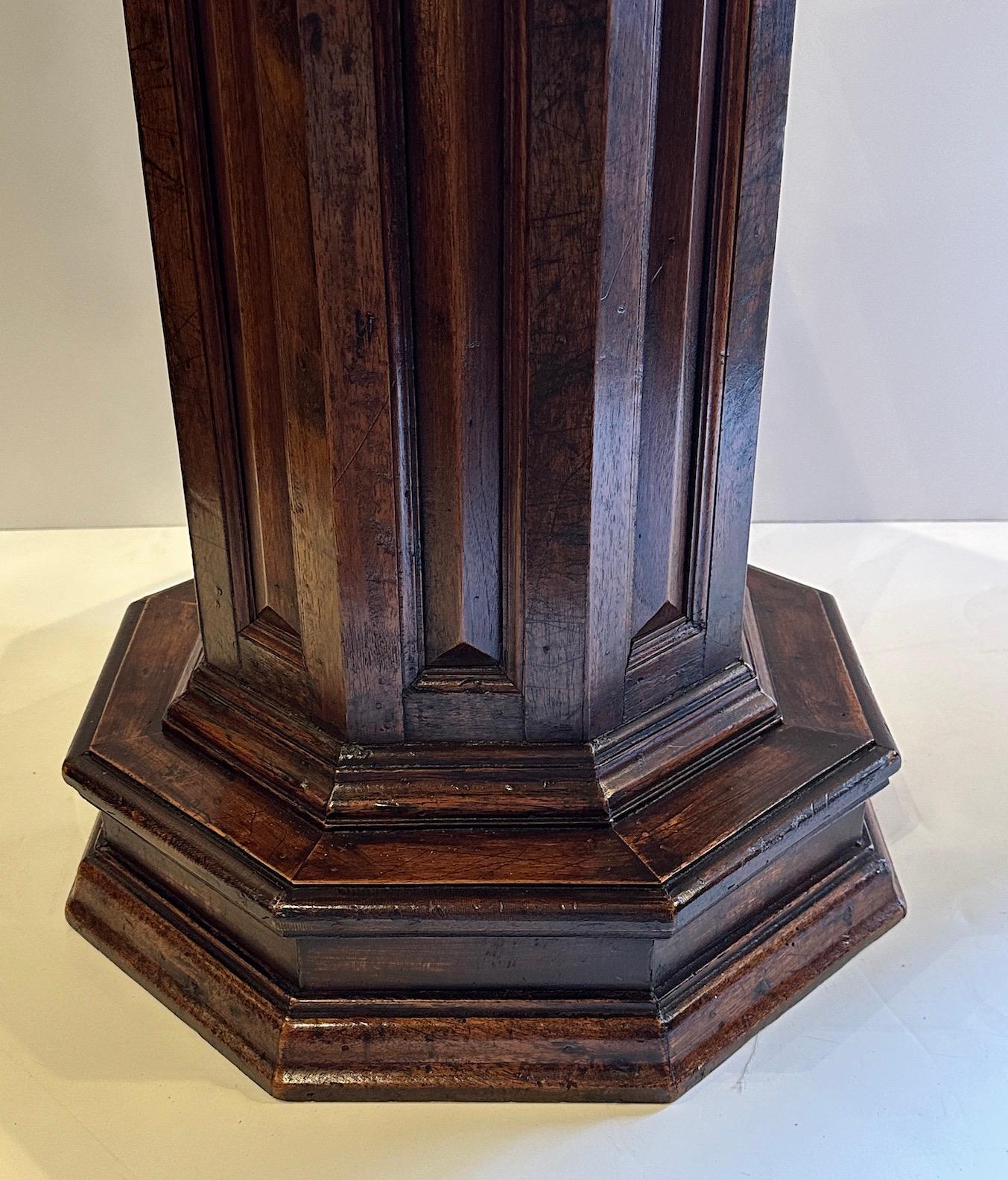 Sculpté à la main Table octogonale en noyer du 19e siècle, Renaissance Revive en vente