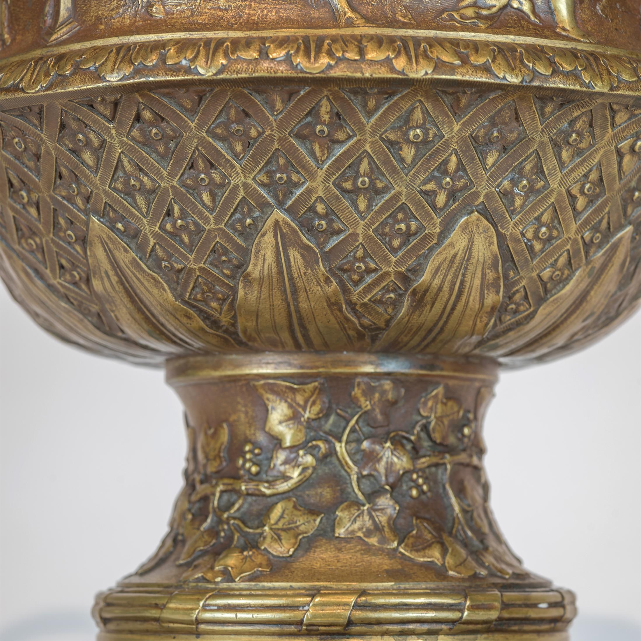 Renaissance-Stil Bronze Tafelaufsatz Vase mit Meerjungfraugriffen im Zustand „Gut“ im Angebot in New York, NY