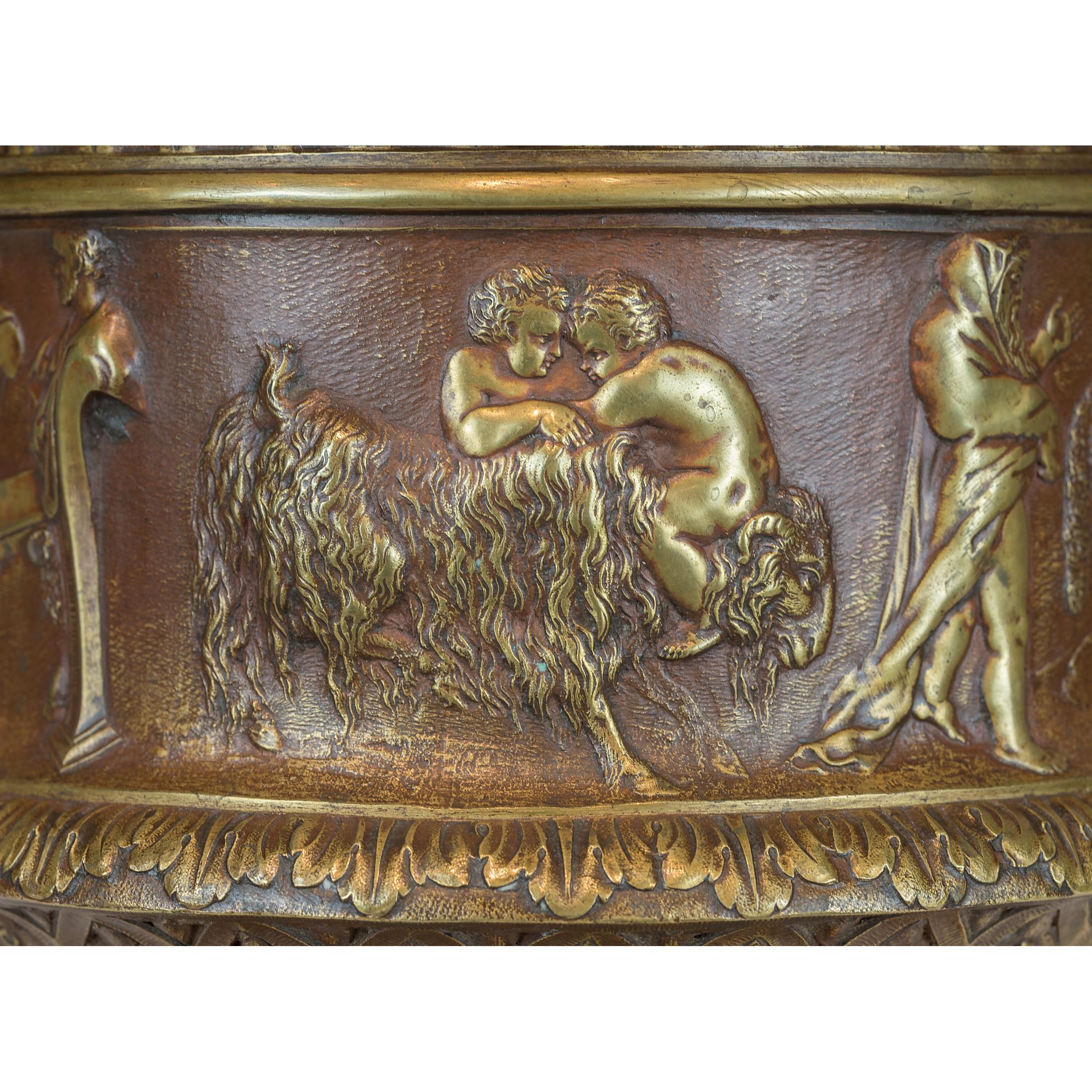 XIXe siècle Vase centre de table en bronze de style Renaissance avec poignées en forme de sirène en vente