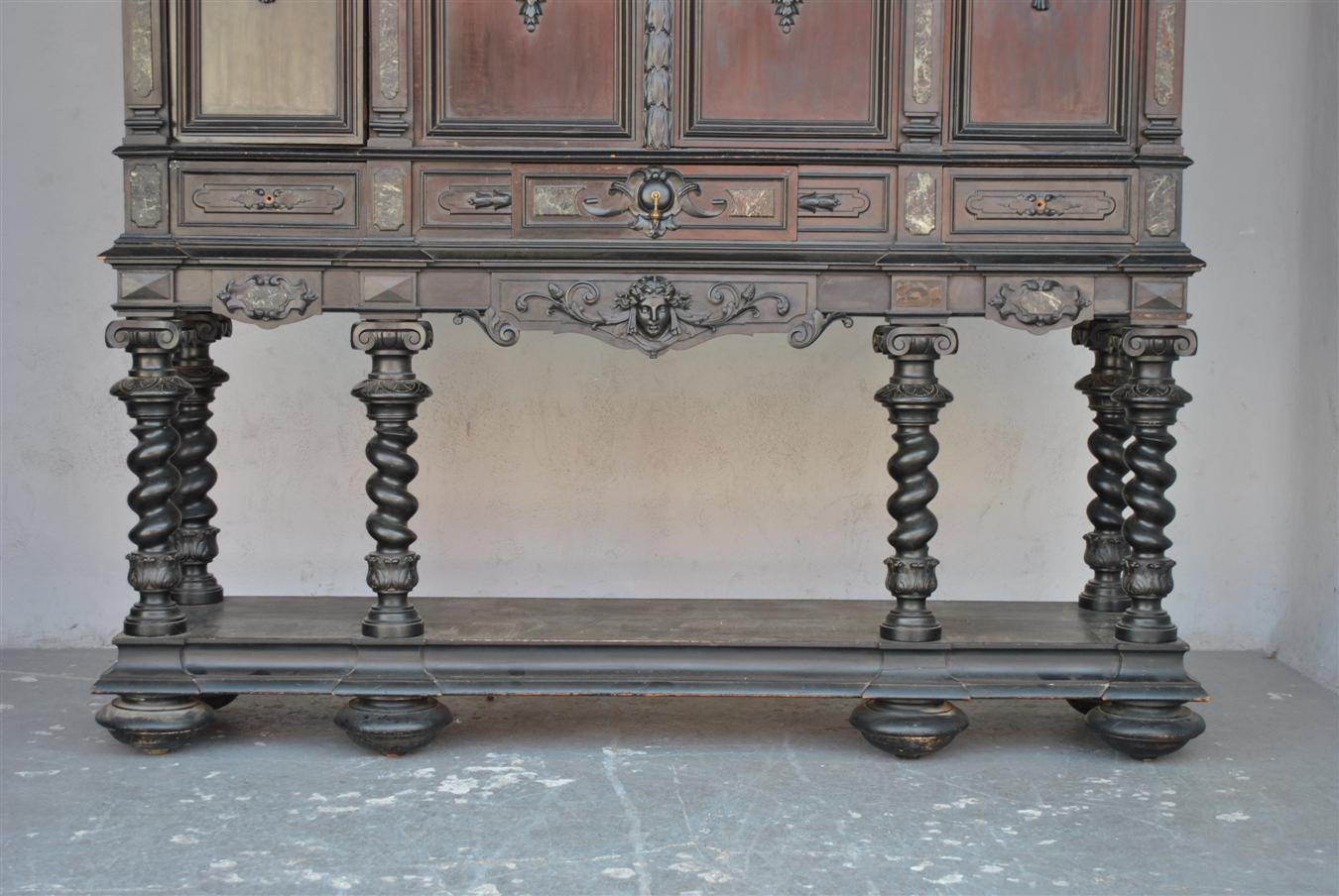Important meuble de rangement en bois noirci de style Renaissance du 19ème siècle en vente 4