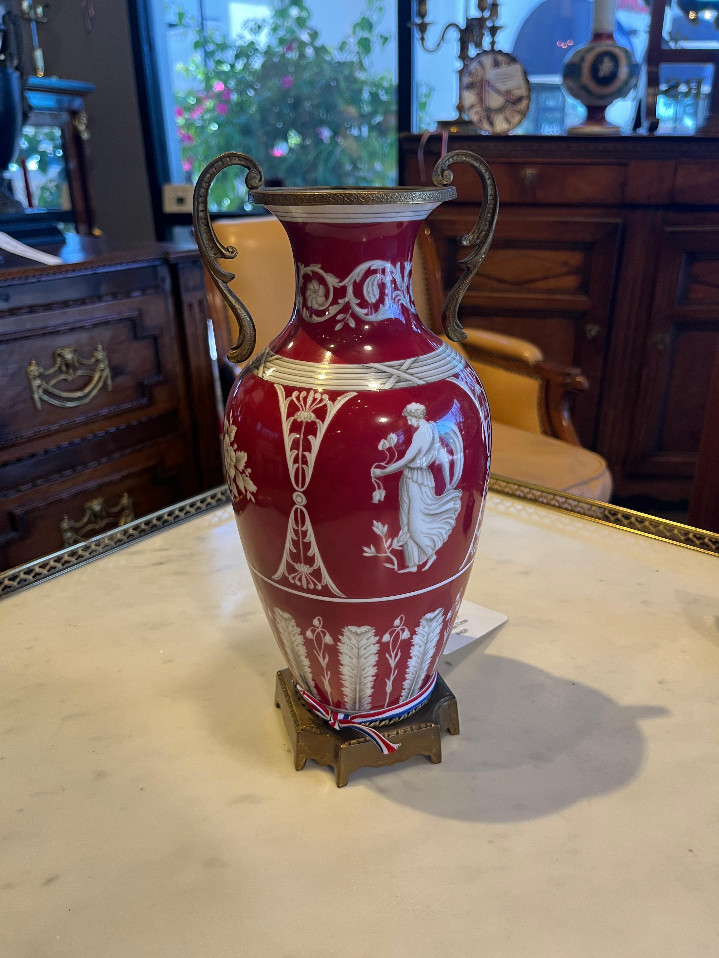 Urne in porcellana rossa pompeiana del XIX secolo in stile rinascimentale 
Bellissimo pezzo acquistato in Francia. Usura appropriata all'età, vedi foto dettagliate o scrivici per qualsiasi domanda. 