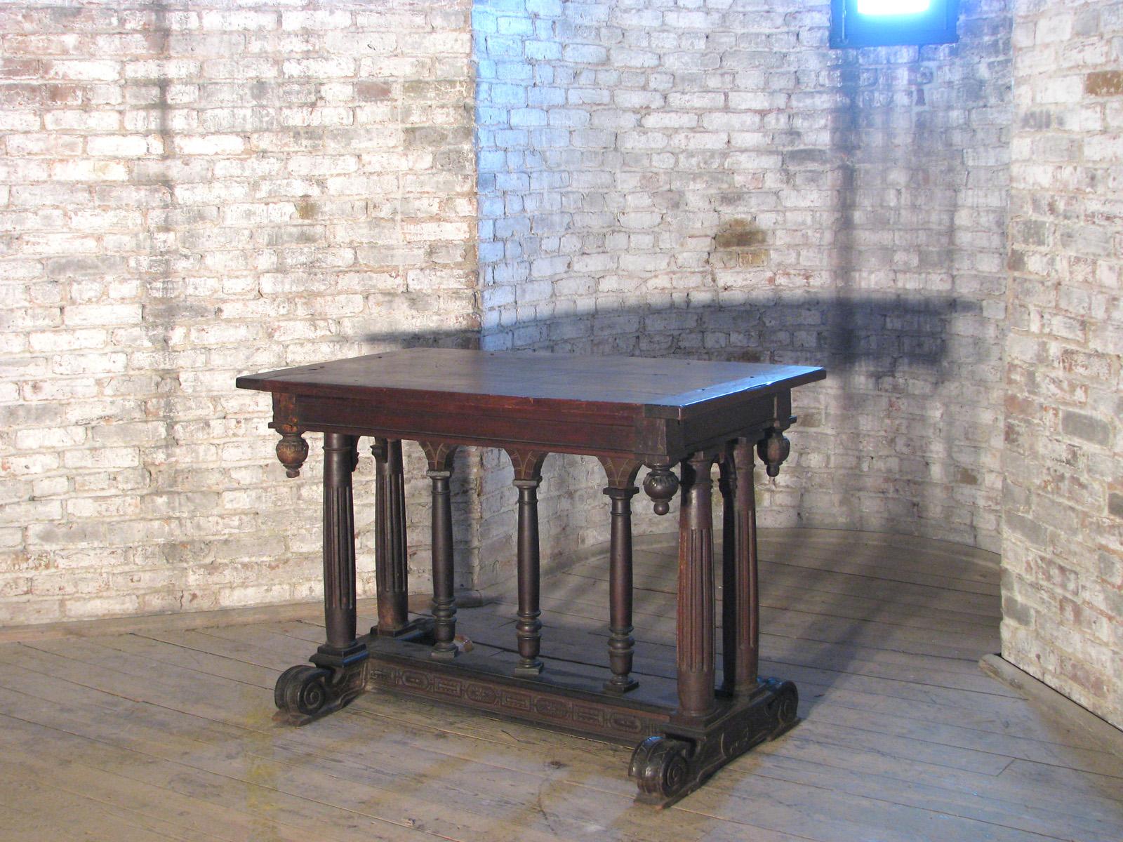 XVIIIe siècle et antérieur Table de centre en noyer de style Renaissance du 19e siècle en vente