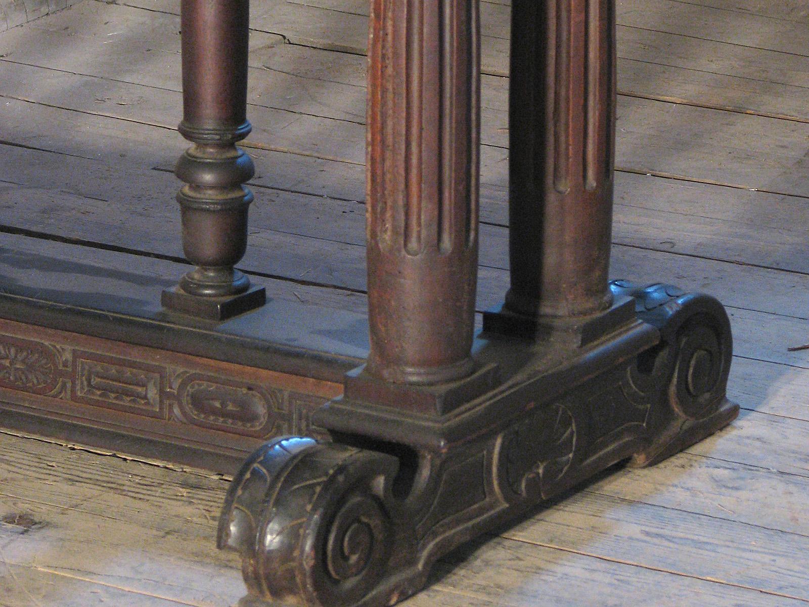 Noyer Table de centre en noyer de style Renaissance du 19e siècle en vente