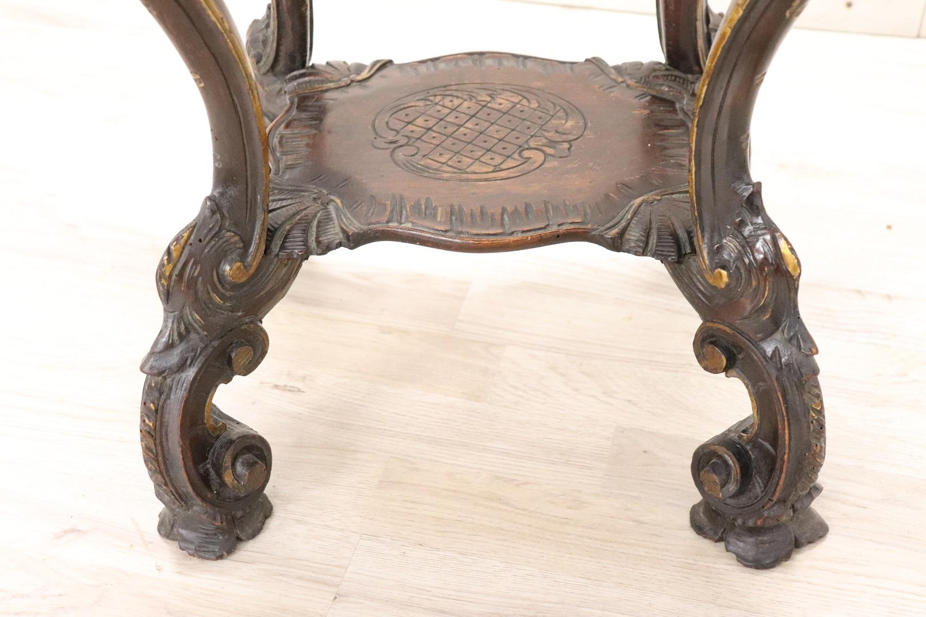 Rare and fine quality Italian renaissance style gueridon table or pedestal table. The table presents a refined carving work in walnut wood. Cherub heads on either side of the top and delightful wavy legs. Really delicious table. True Italian