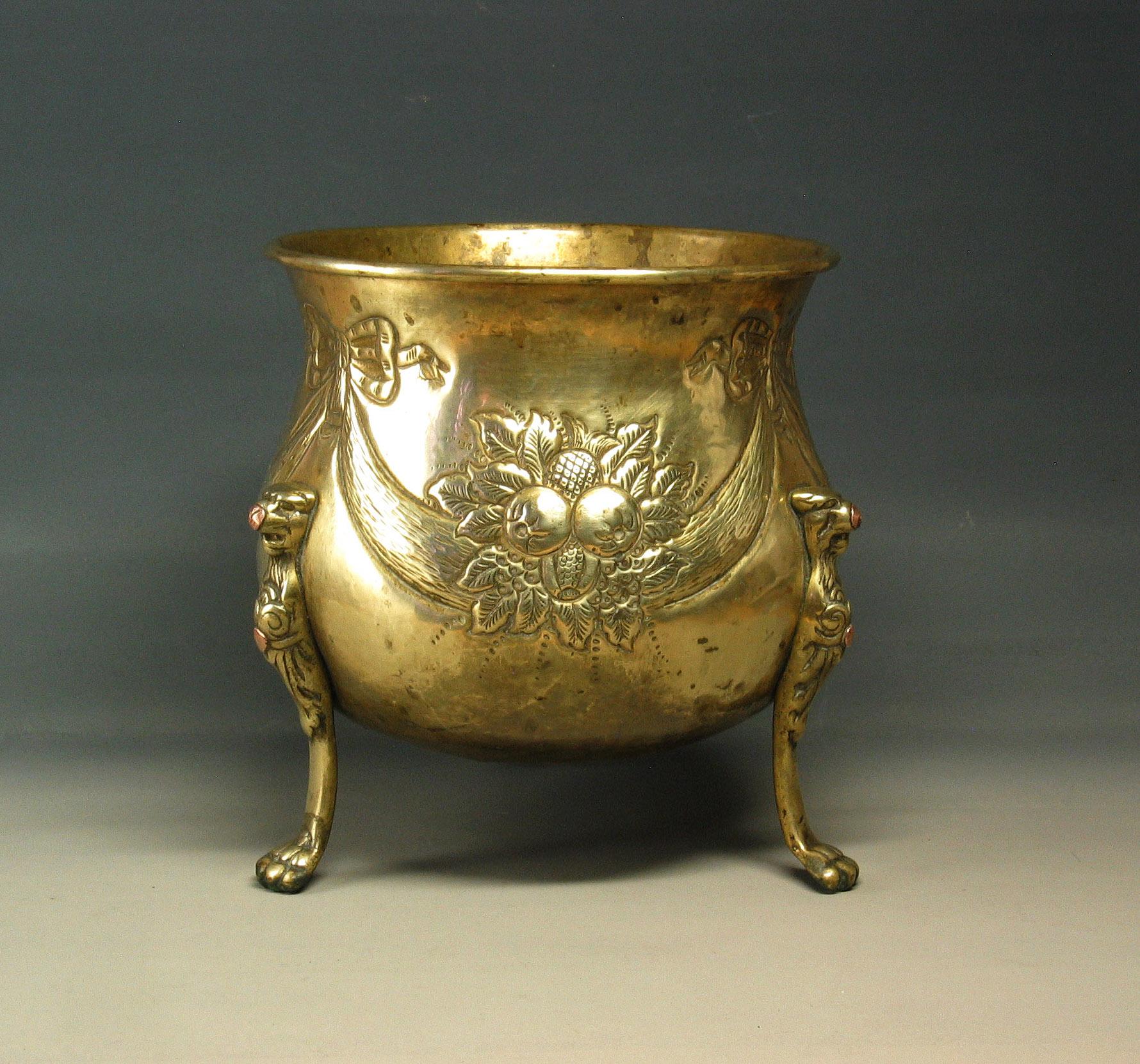 19th Century Repousse Brass Jardinière In Good Condition In Ottawa, Ontario