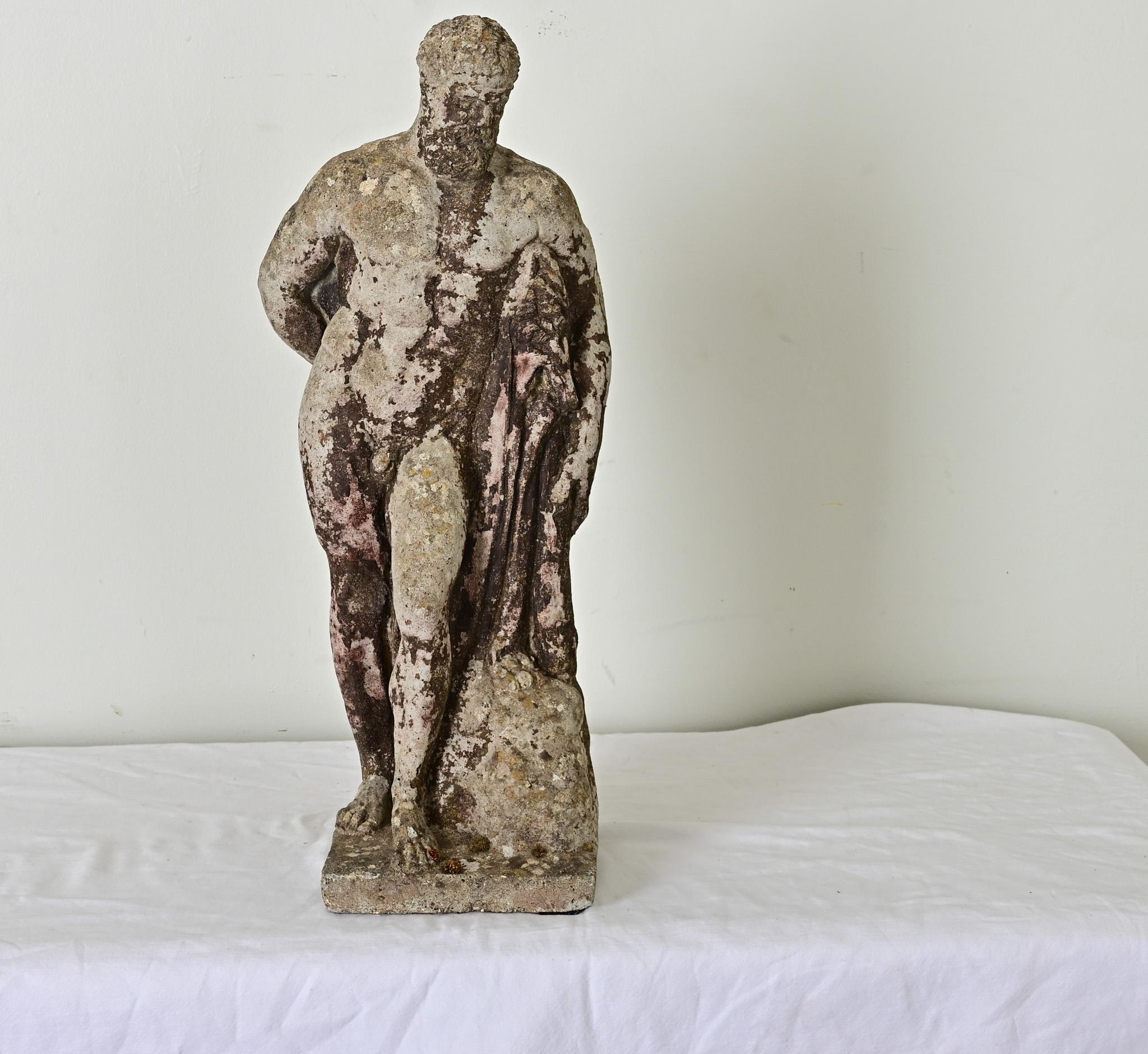 Una statua in pietra europea del XIX secolo splendidamente patinata che raffigura l'Ercole Farnese, un'antica statua di Ercole realizzata da Glykon all'inizio del III secolo d.C., una delle sculture più famose dell'antichità. Un Ercole muscoloso ma