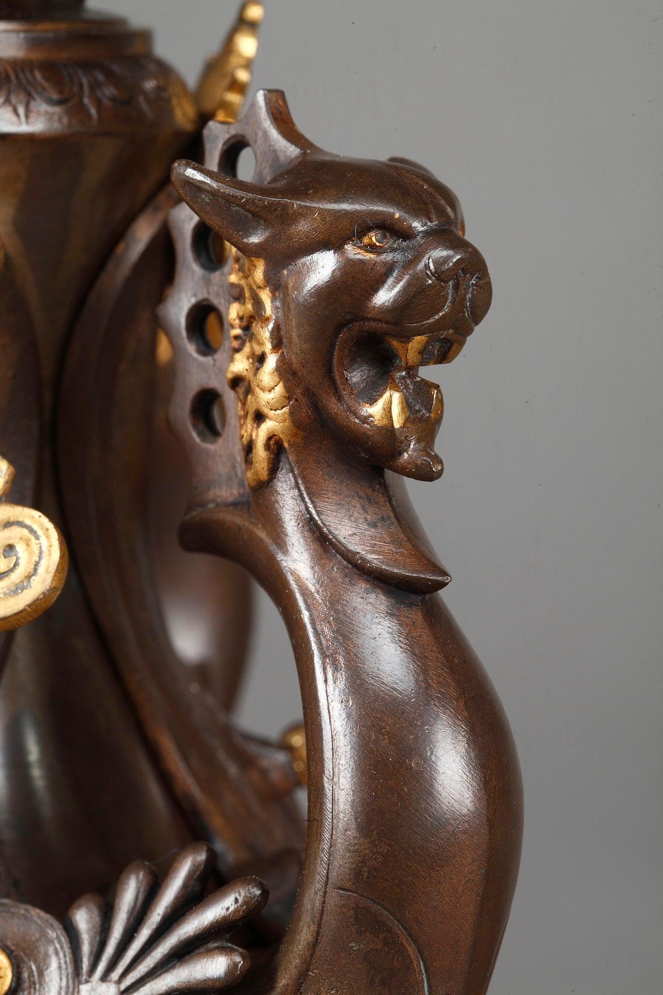 Großer Bronzekronleuchter im neugriechischen Stil des 19. (19. Jahrhundert) im Angebot
