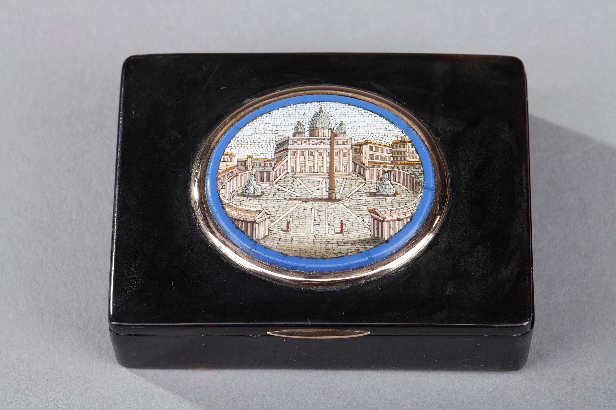 Small rectangular Restauration snuff box crafted in gold. The hinged lid is decorated with an oval micromosaic representing St. Peter's Square in Rome. Micromosaic is set in a gold setting.

Gold marks: Large guarantee mark Sardanapale head in an
