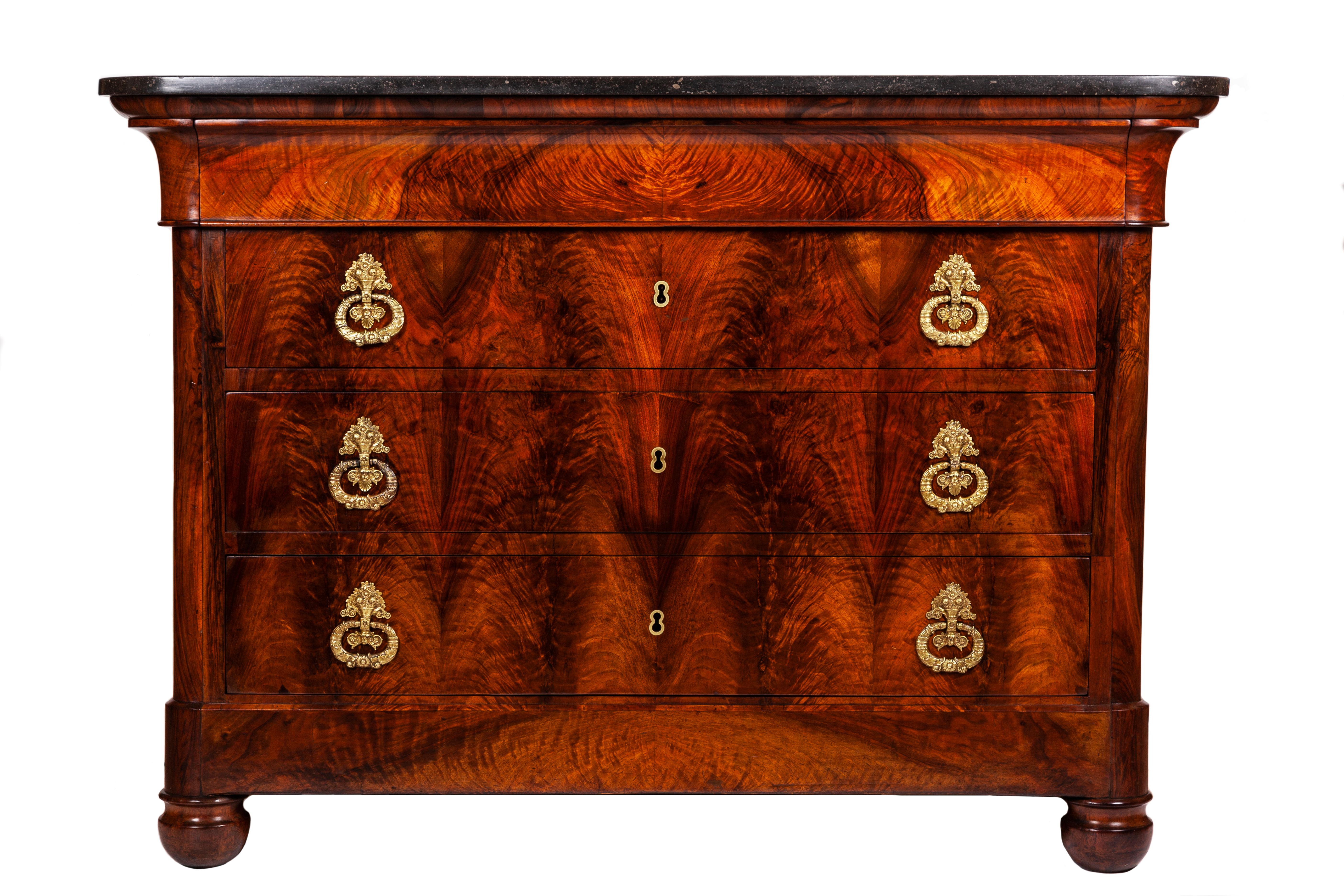 Elegant French Restaurazione dresser commode, first half of the 19th century. 
Flamed walnut, with black marble top, with one working key and four drawers.

High quality dresser.
Its elegant shapes and bronze handles give versatility to this