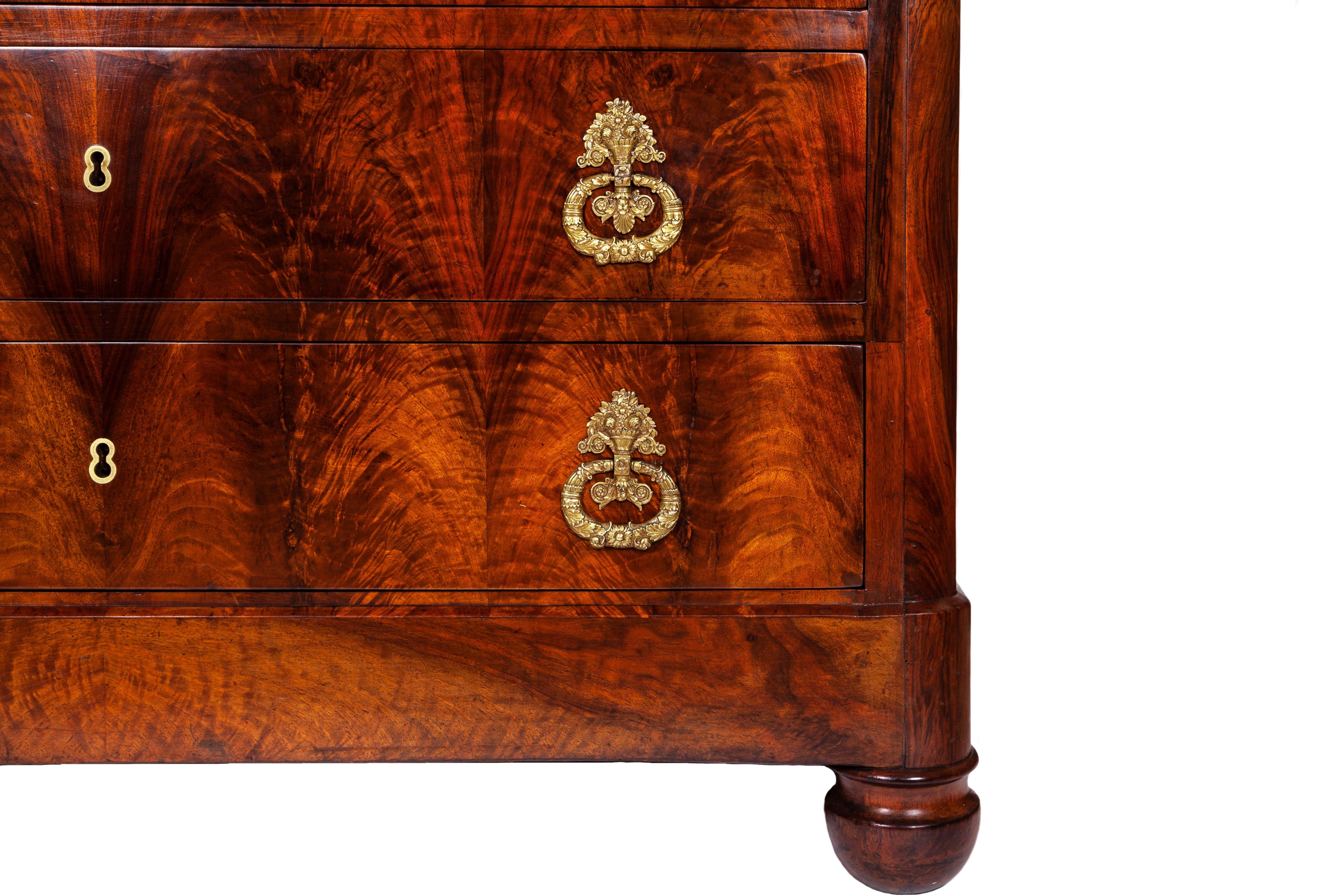 Restauration 19th Century Restaurazione Flamed Walnut and Black Marble Chest of Drawer For Sale